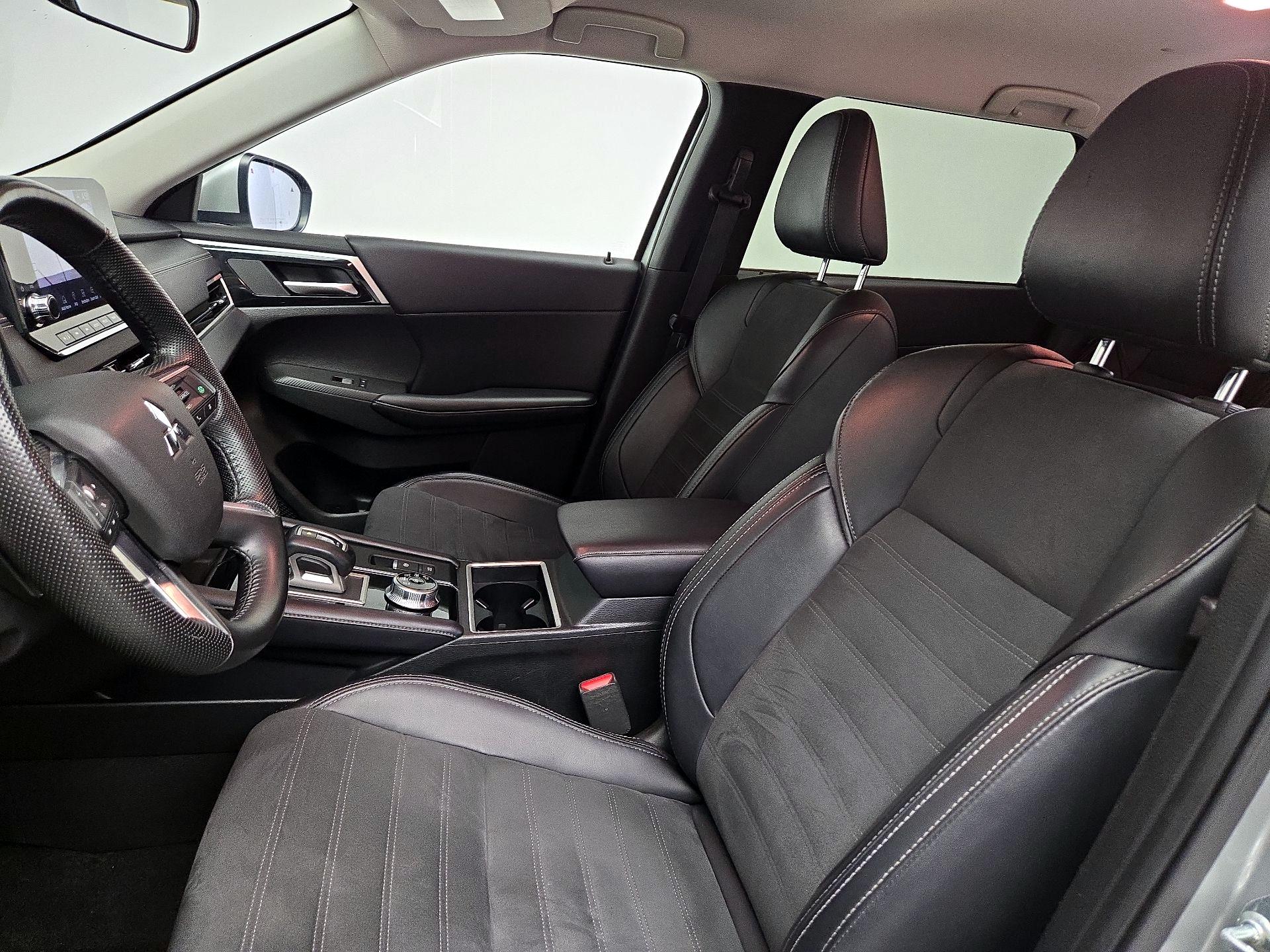 Thumbnail: 2024 Mitsubishi Outlander - 11