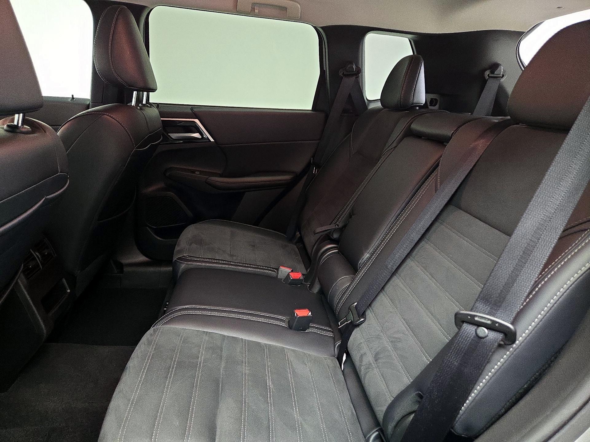 Thumbnail: 2024 Mitsubishi Outlander - 20