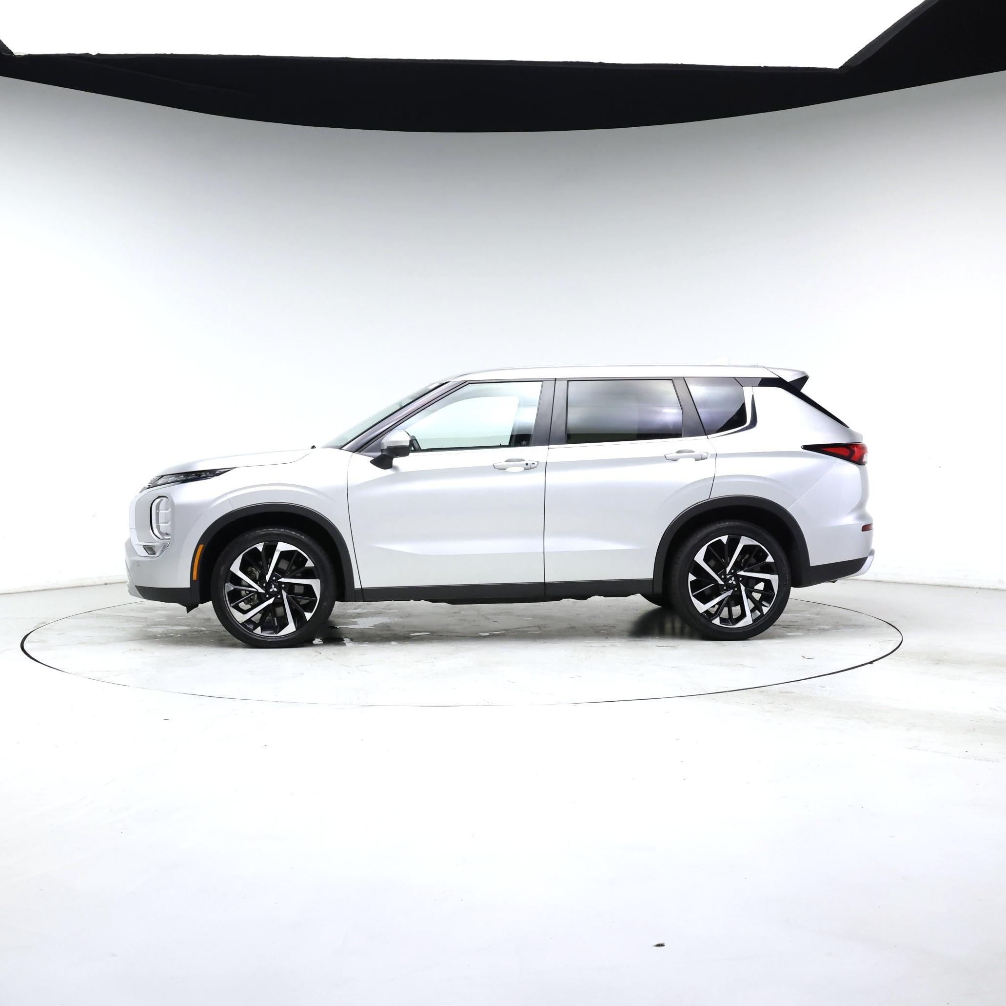 Thumbnail: 2024 Mitsubishi Outlander - 3