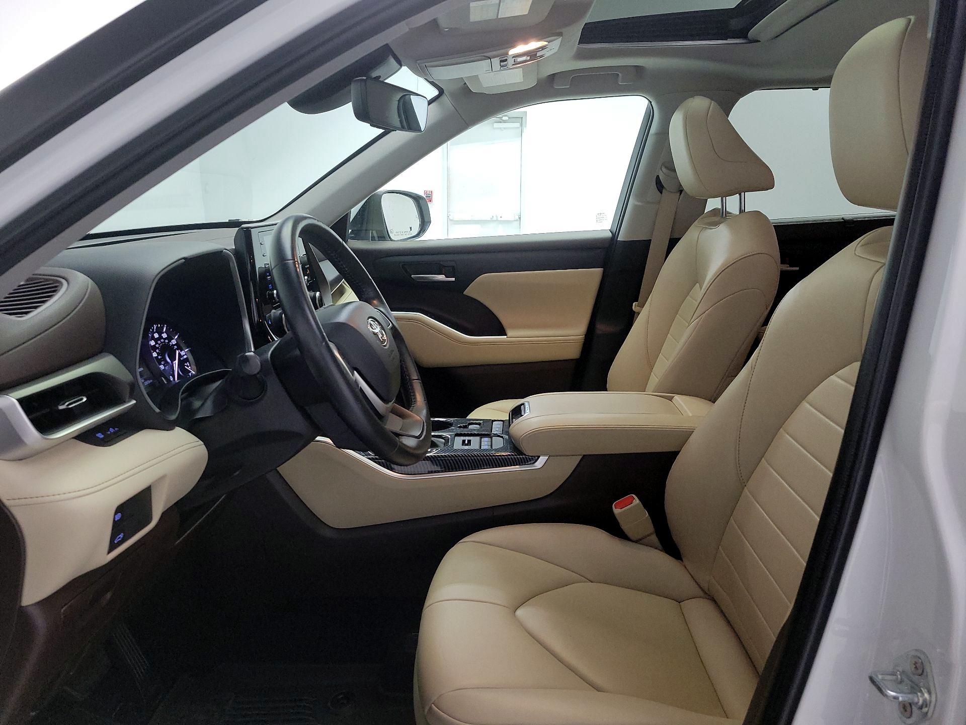 Thumbnail: 2022 Toyota Highlander - 11