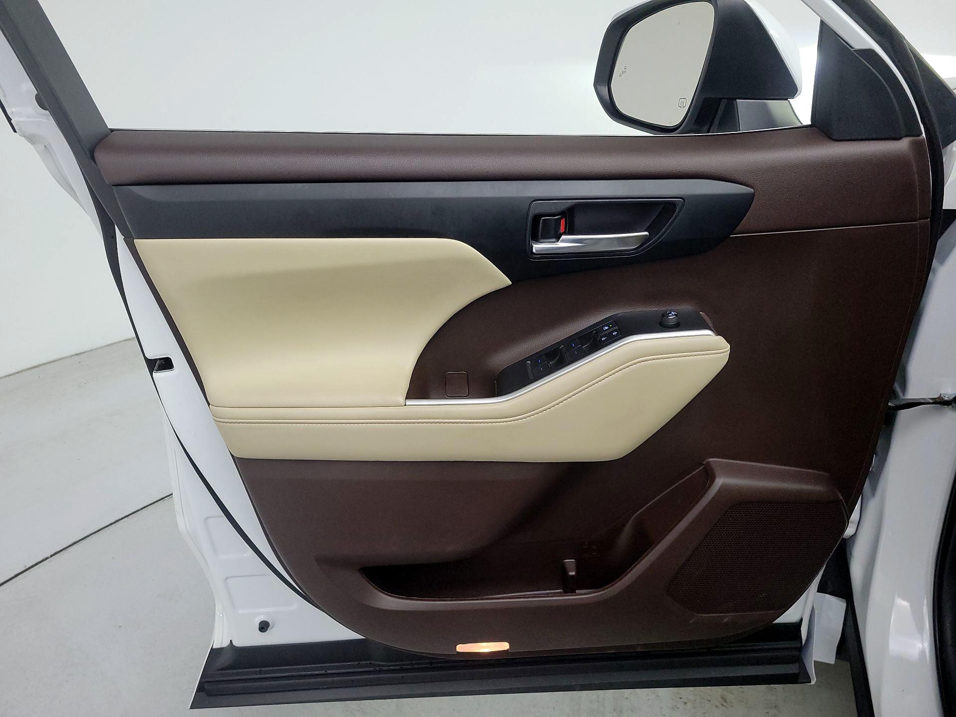 Thumbnail: 2022 Toyota Highlander - 12