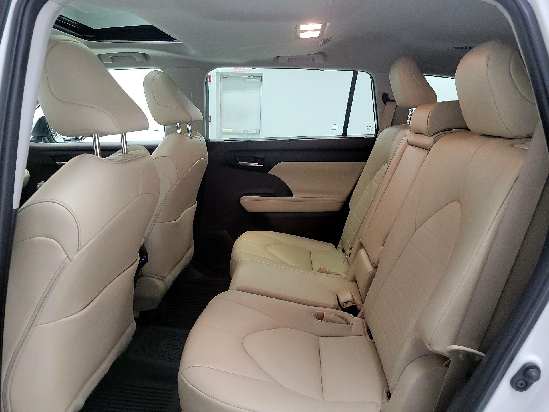 Thumbnail: 2022 Toyota Highlander - 20