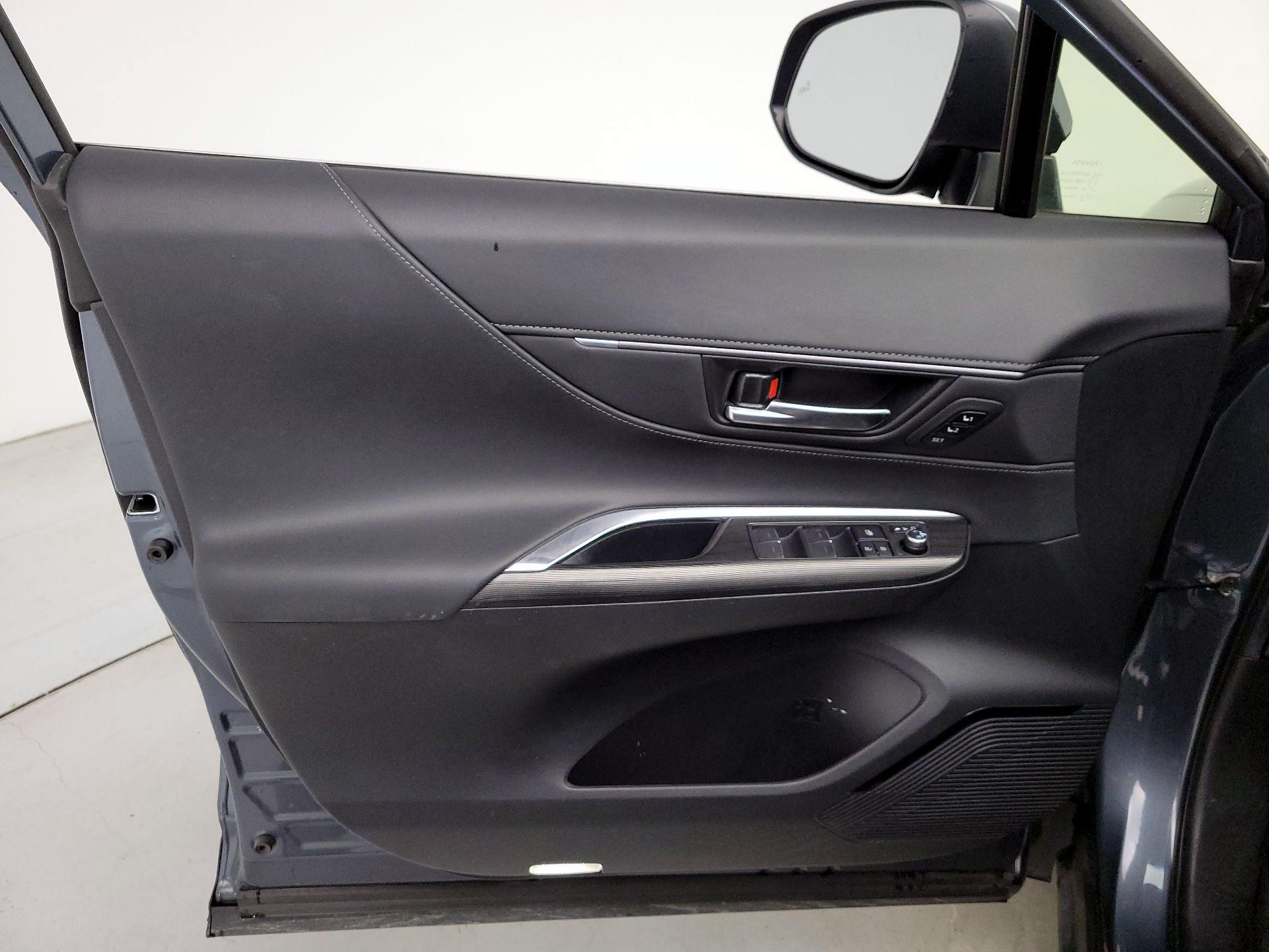 Thumbnail: 2021 Toyota Venza - 12