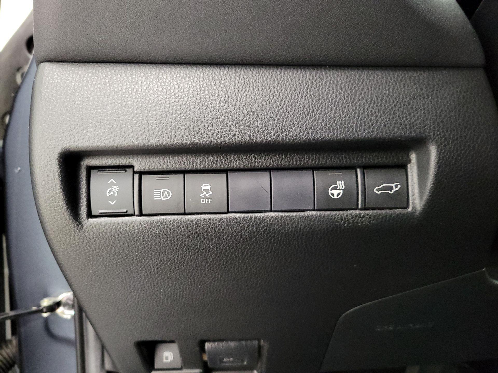 Thumbnail: 2021 Toyota Venza - 13