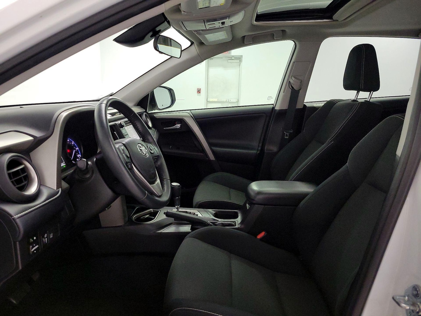 2017 Toyota RAV4 XLE - Photo 12