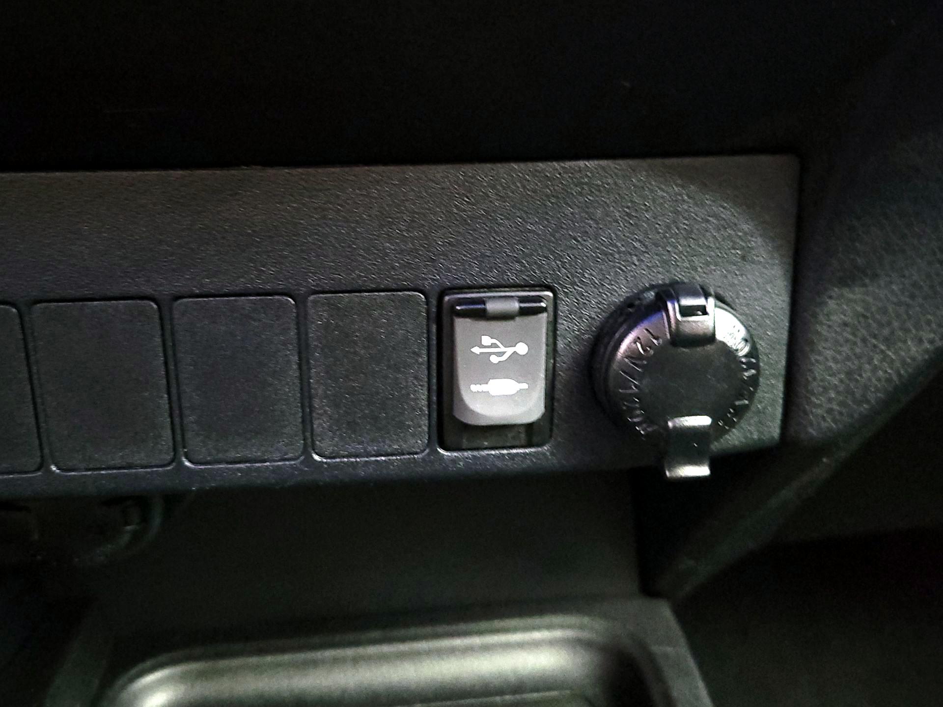 Thumbnail: 2017 Toyota RAV4 - 18