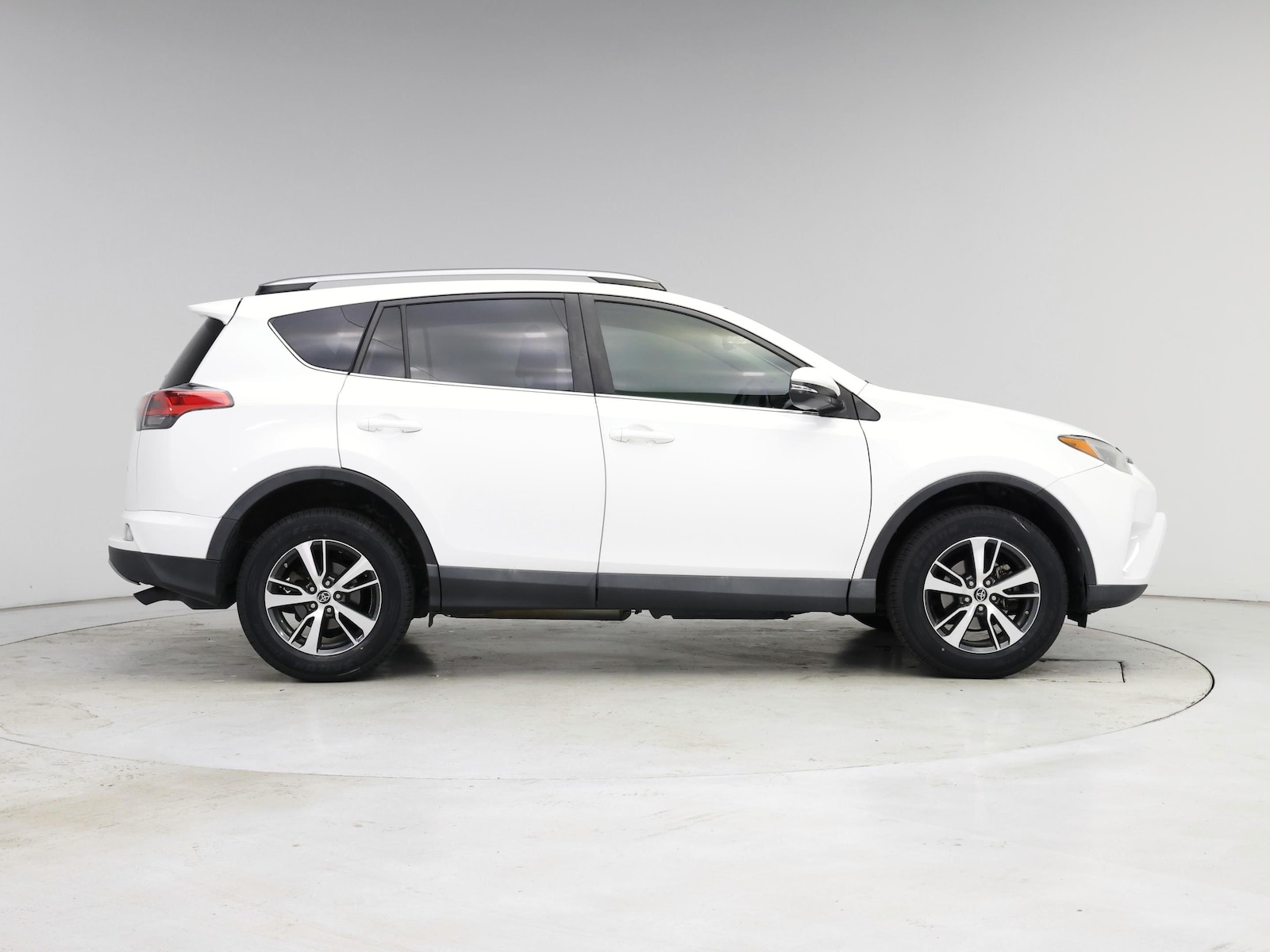 2017 Toyota RAV4 XLE - Photo 8