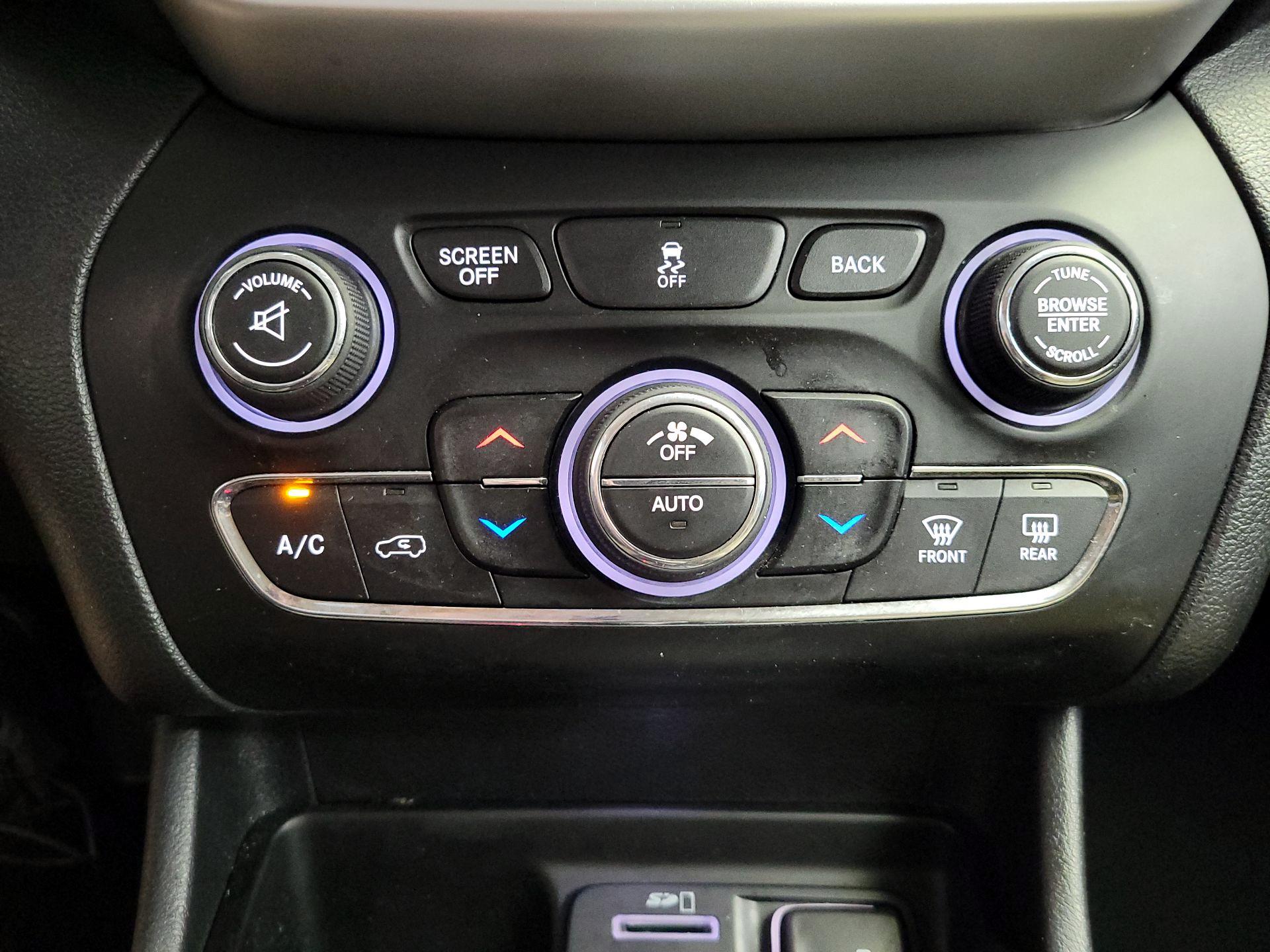 Thumbnail: 2016 Jeep Cherokee - 16