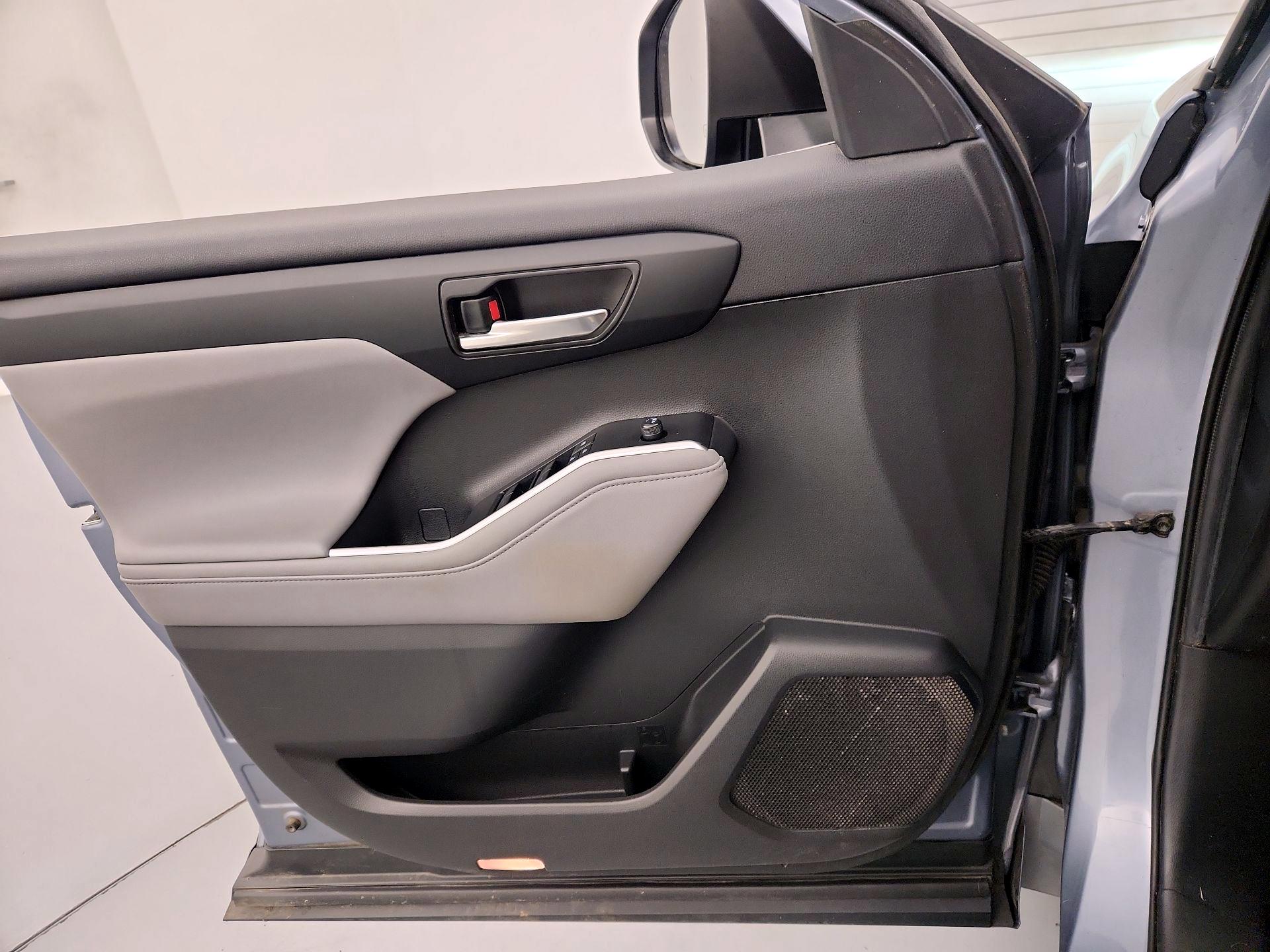 Thumbnail: 2020 Toyota Highlander - 12