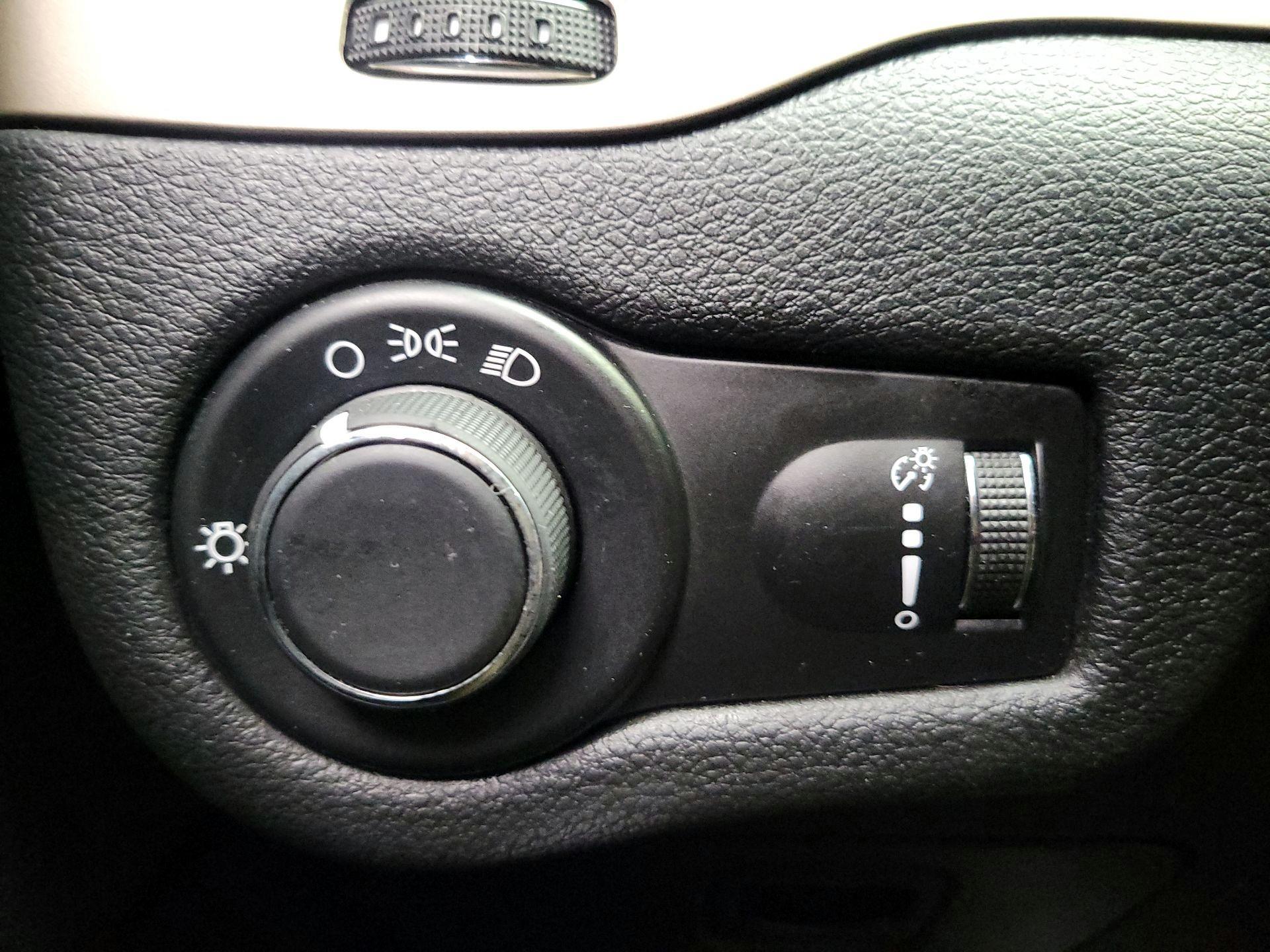 Thumbnail: 2016 Jeep Cherokee - 13