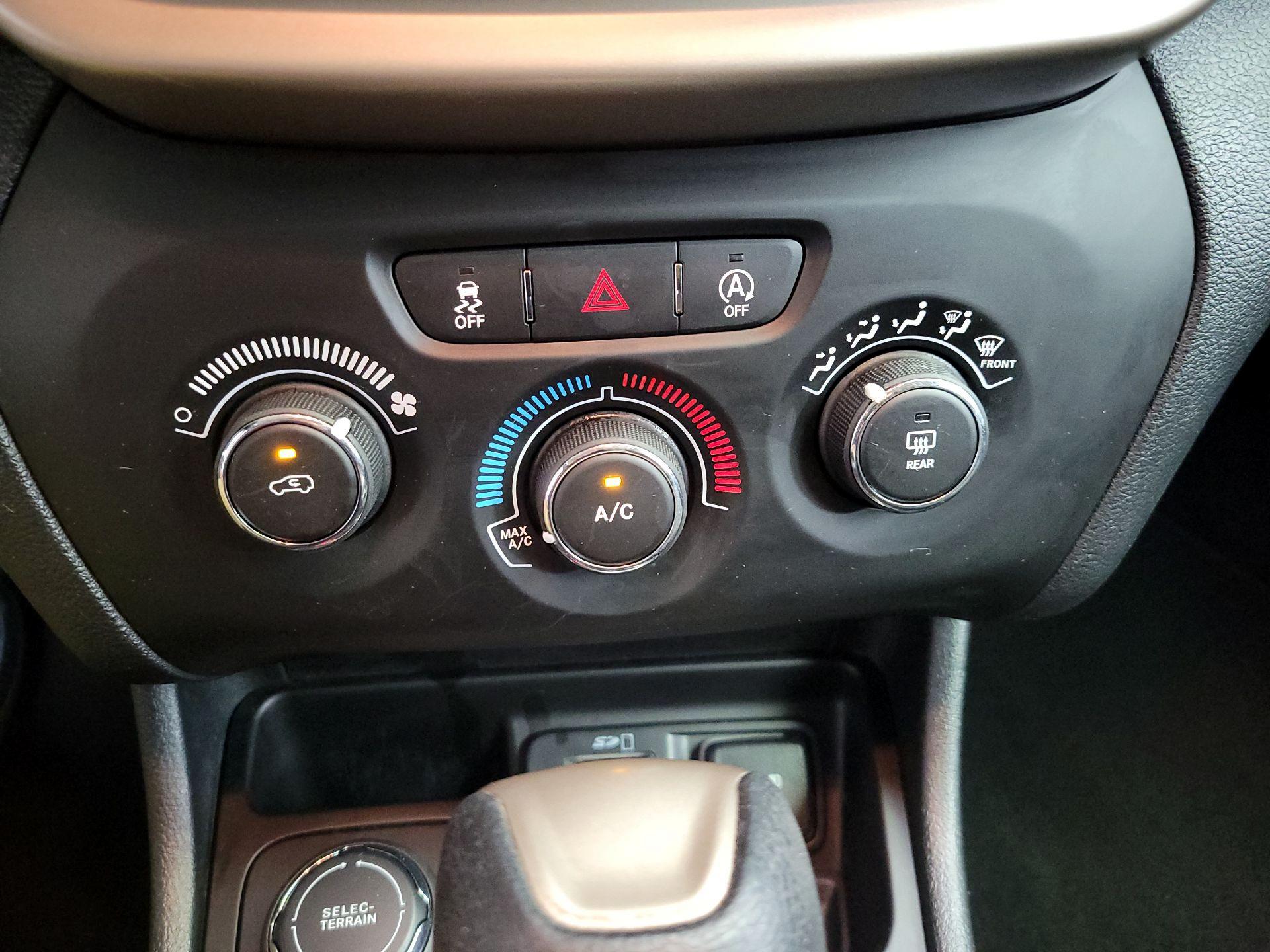 Thumbnail: 2016 Jeep Cherokee - 16