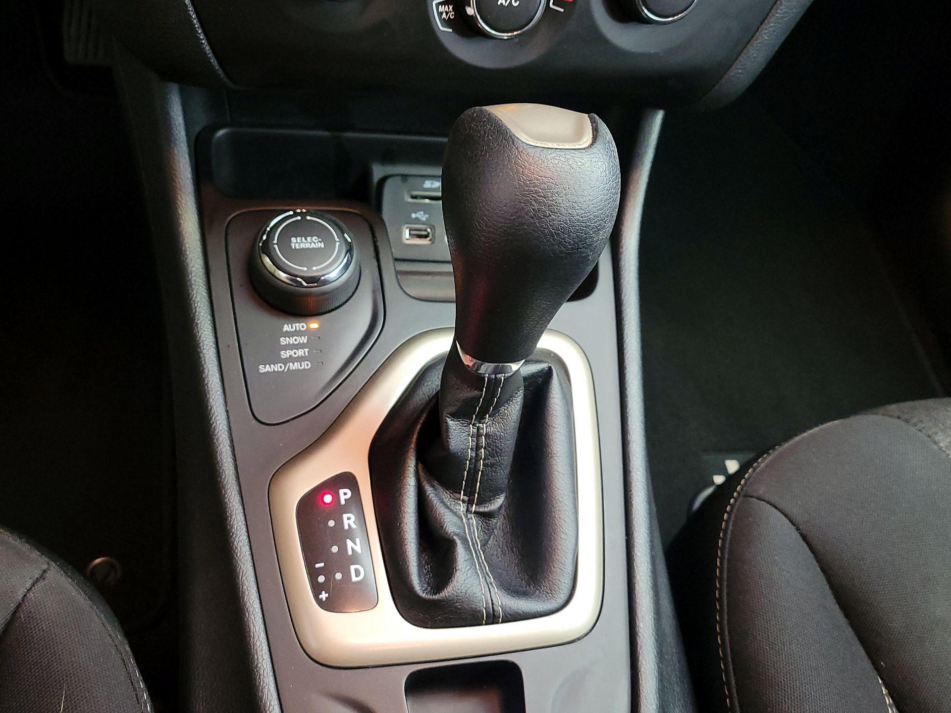 Thumbnail: 2016 Jeep Cherokee - 17