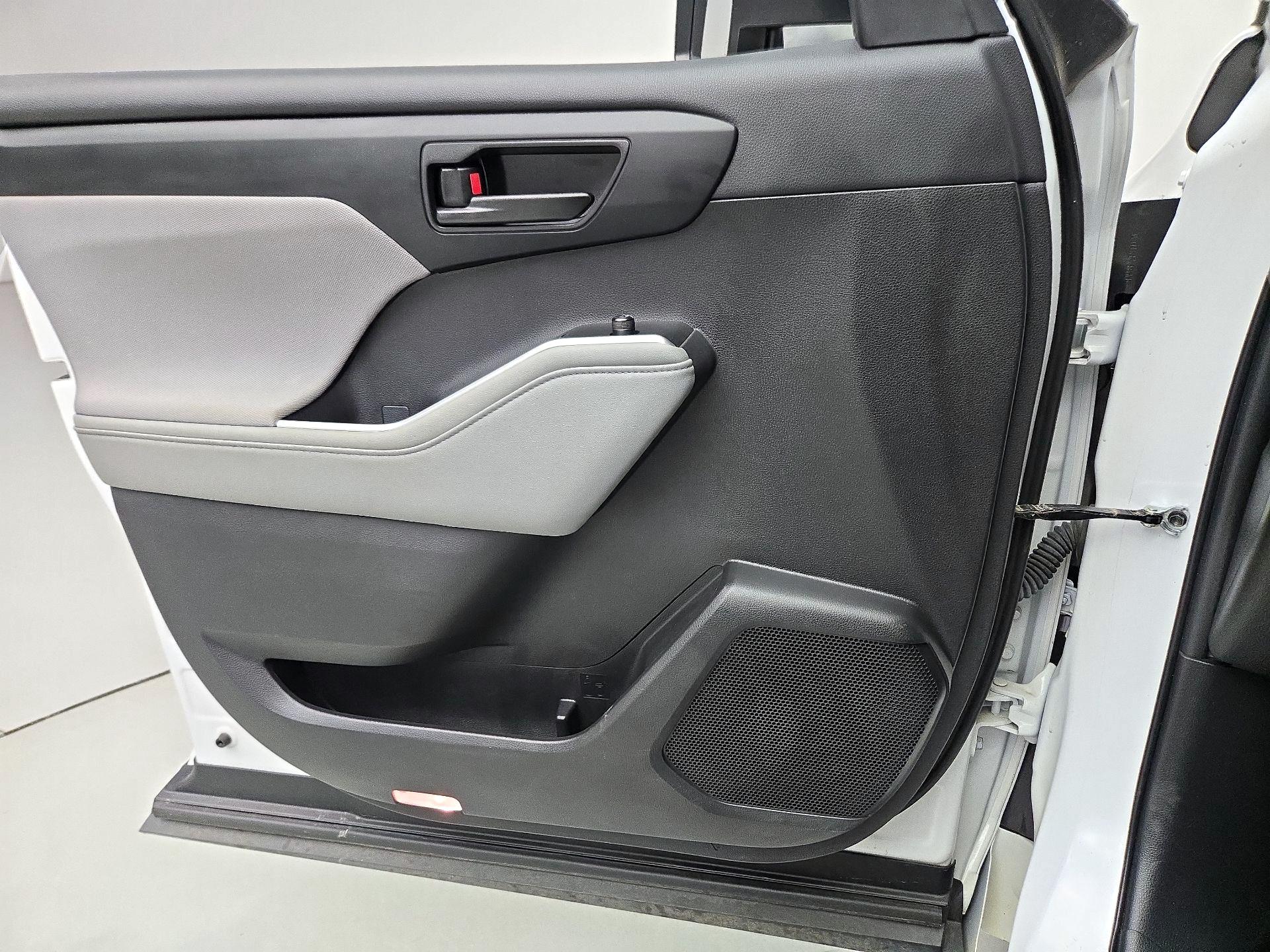 Thumbnail: 2023 Toyota Highlander - 12