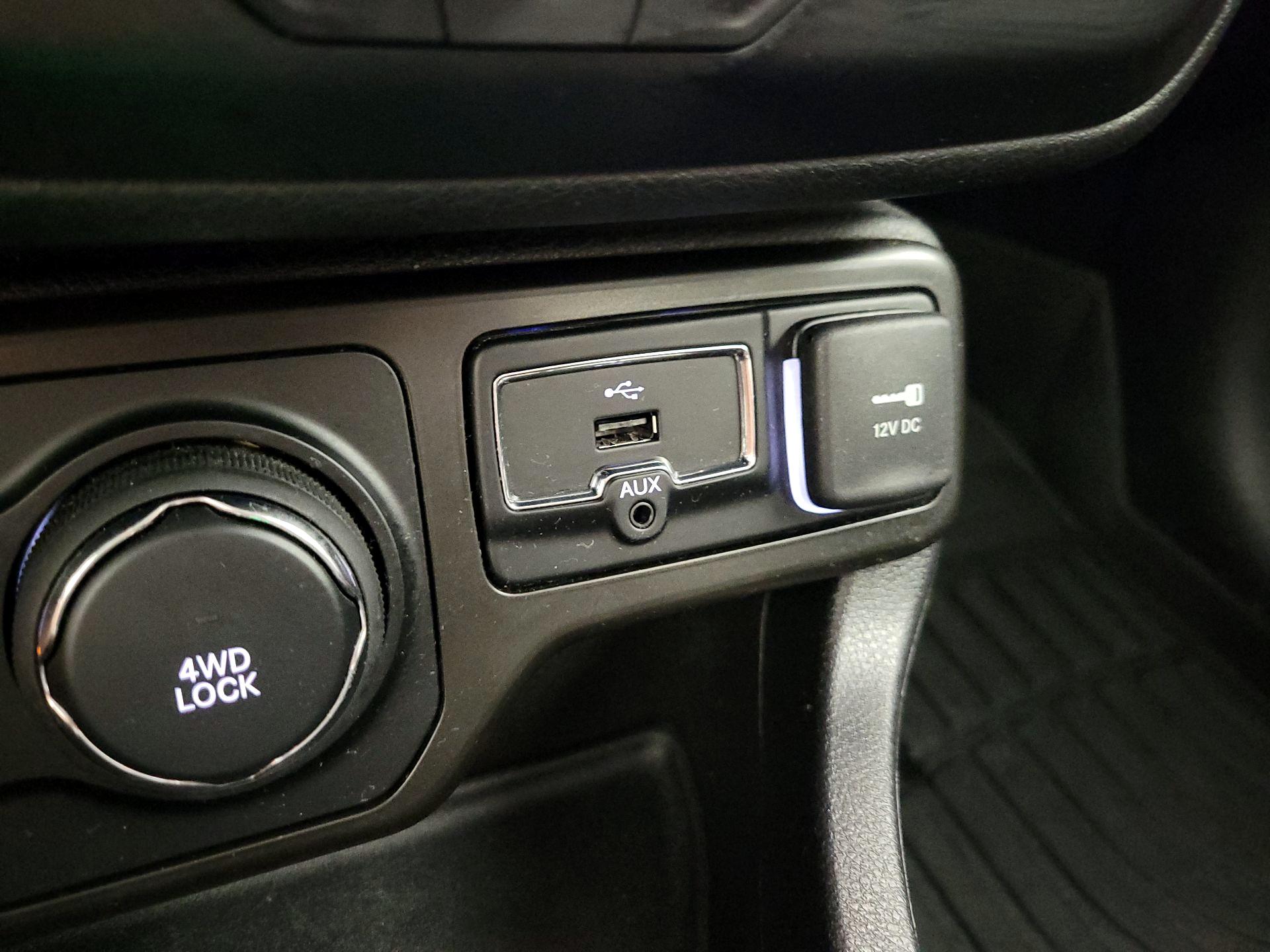 Thumbnail: 2020 Jeep Renegade - 18