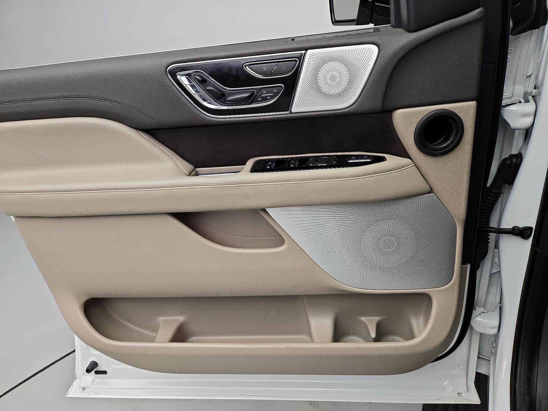 Thumbnail: 2022 Lincoln Navigator - 12
