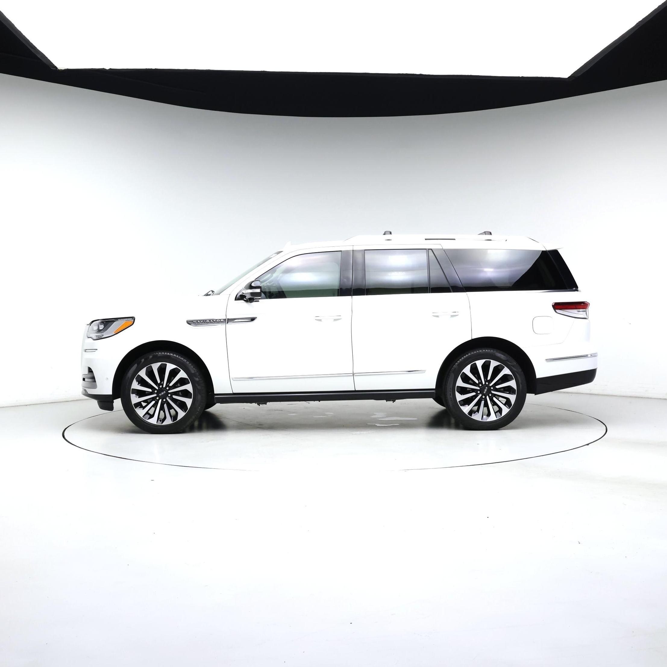 Thumbnail: 2022 Lincoln Navigator - 3