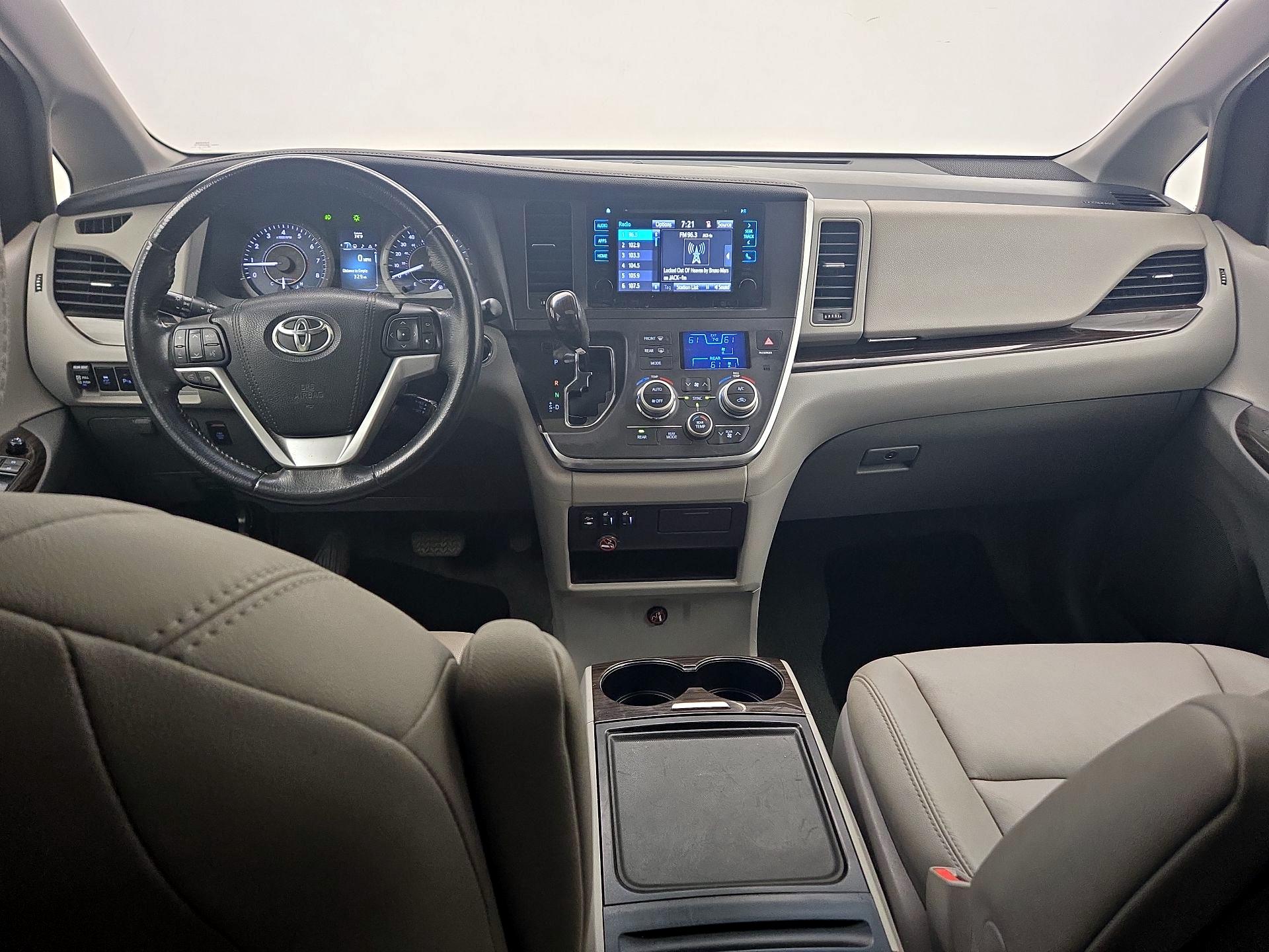 Thumbnail: 2017 Toyota Sienna - 9