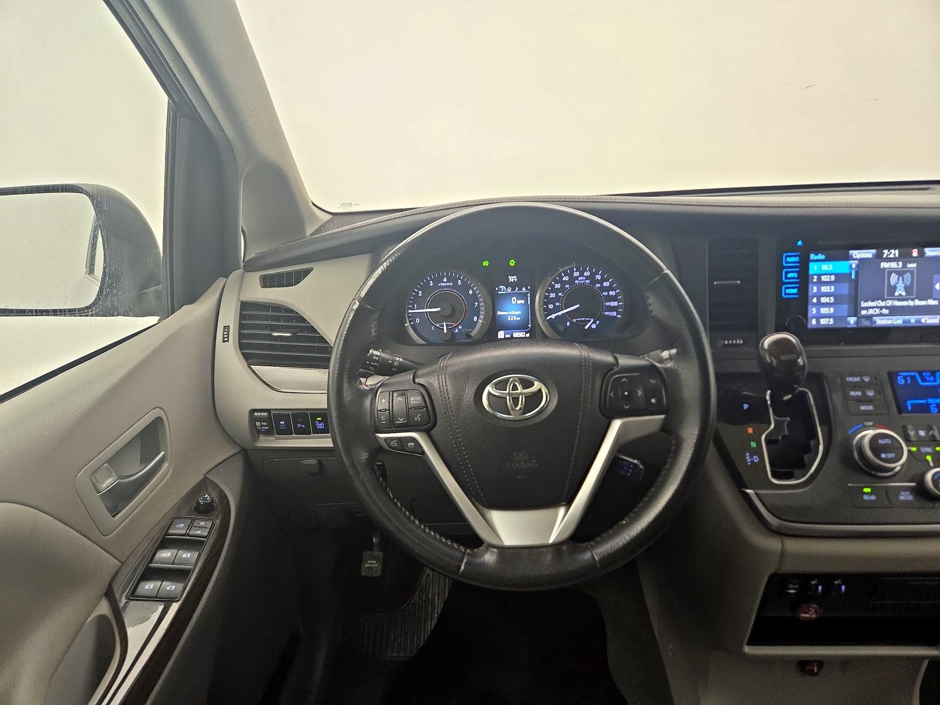 Thumbnail: 2017 Toyota Sienna - 10