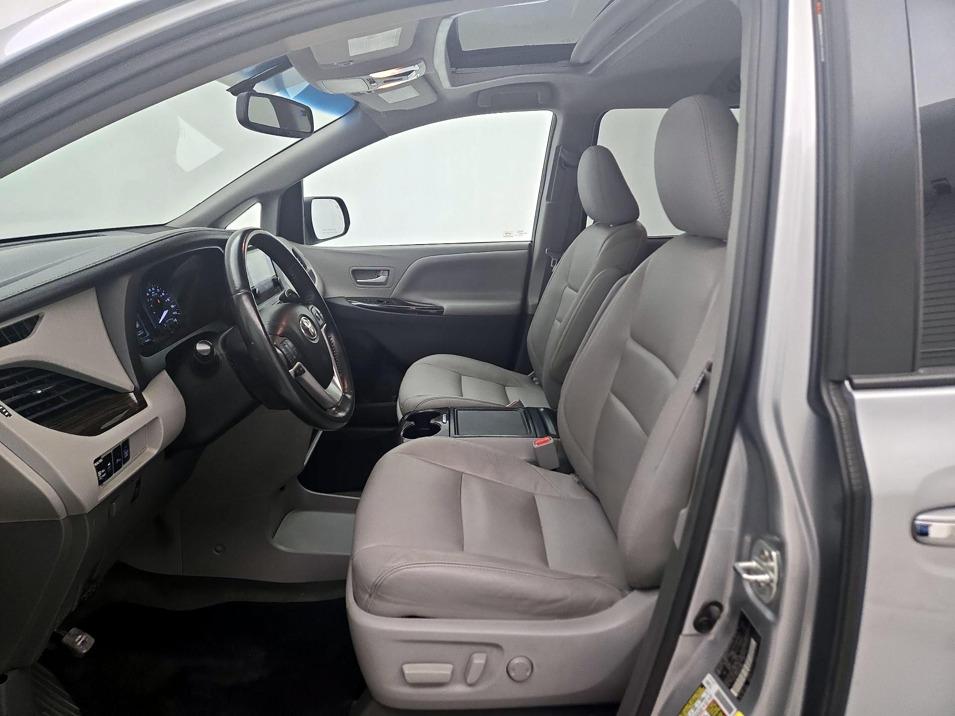 Thumbnail: 2017 Toyota Sienna - 11