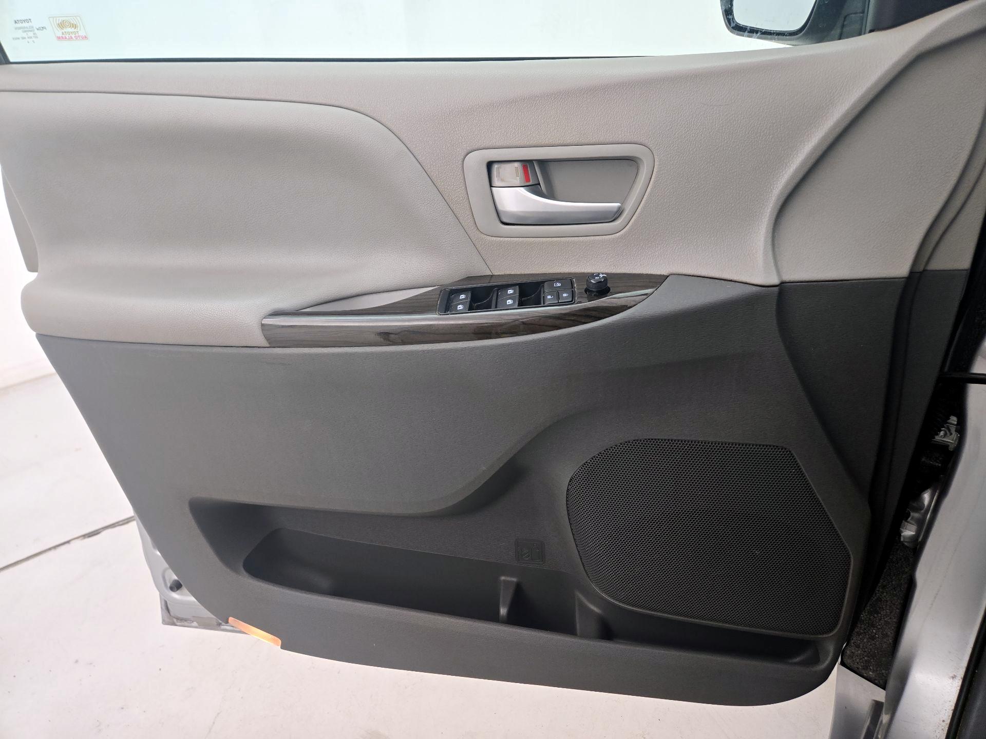 Thumbnail: 2017 Toyota Sienna - 12