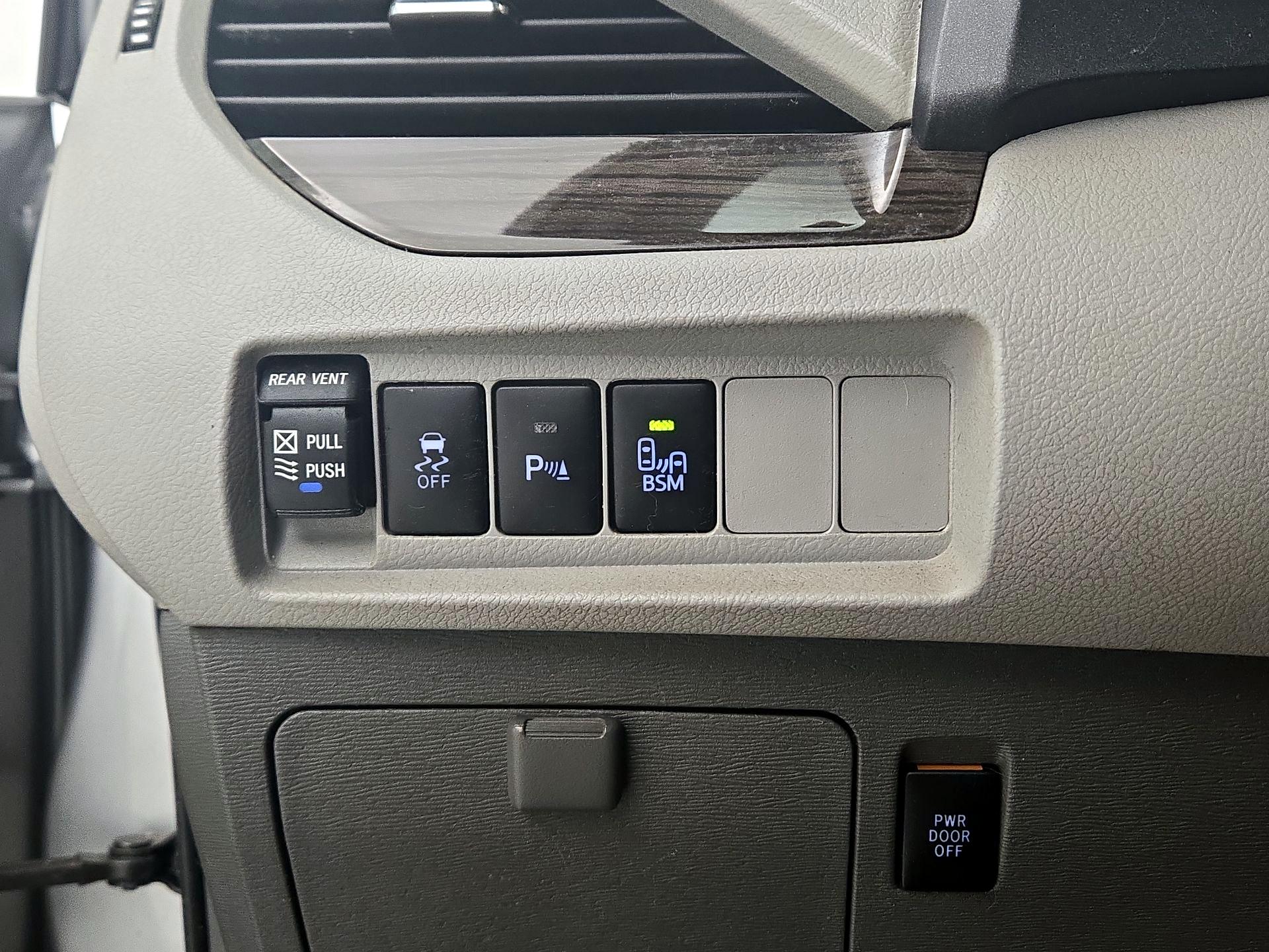 Thumbnail: 2017 Toyota Sienna - 13