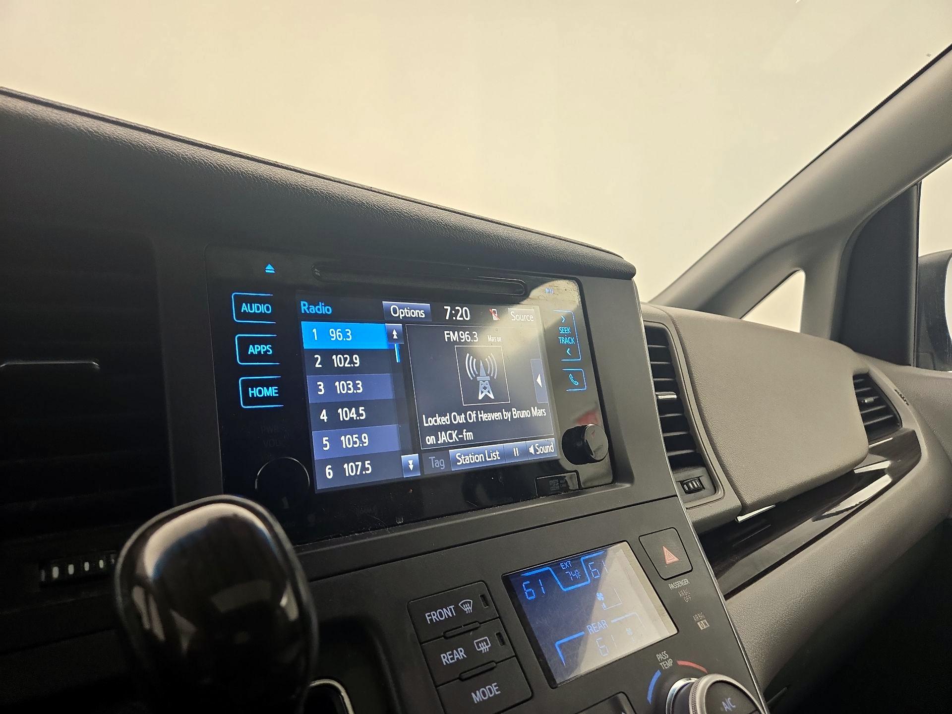 Thumbnail: 2017 Toyota Sienna - 15