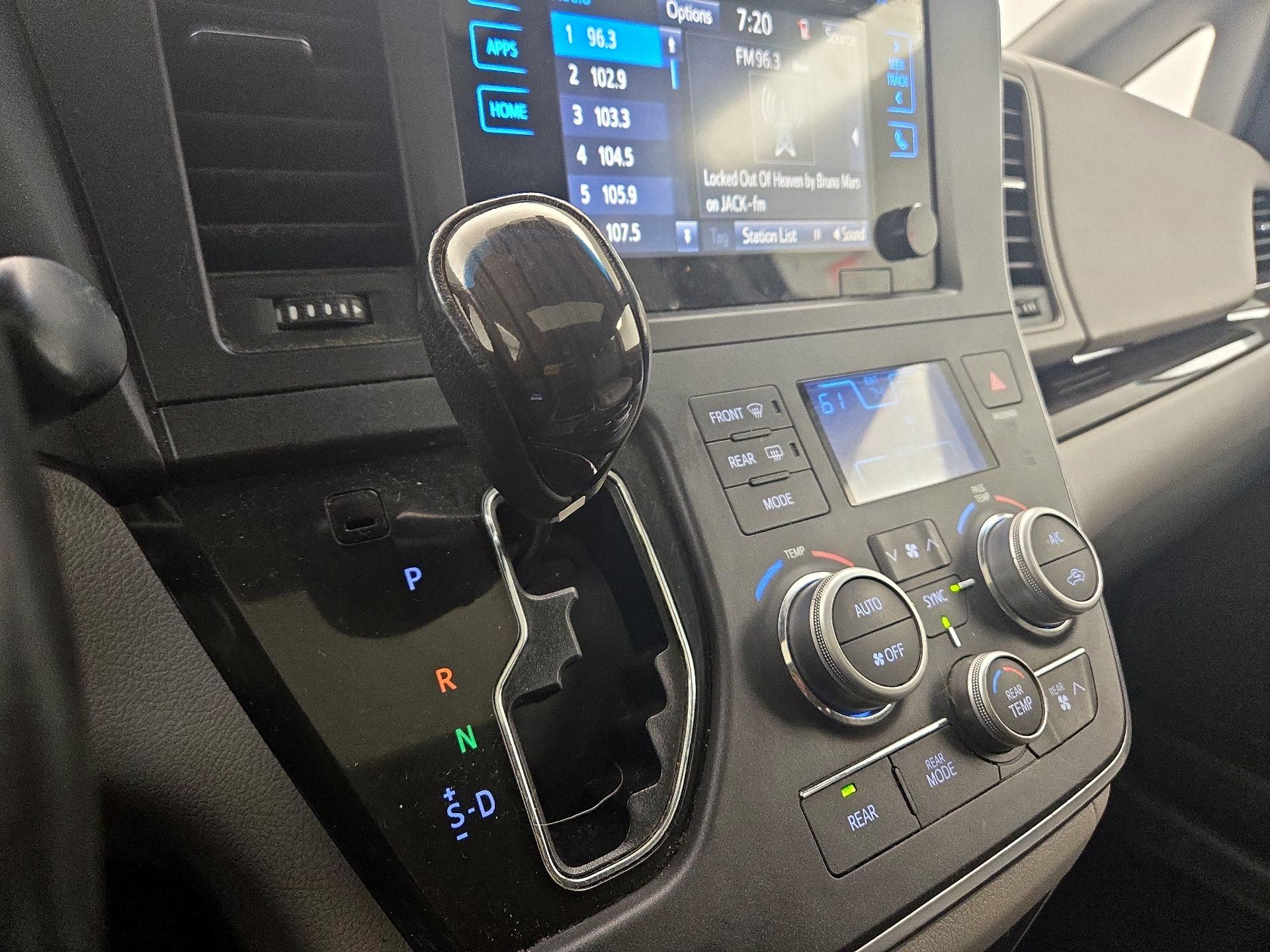 Thumbnail: 2017 Toyota Sienna - 17