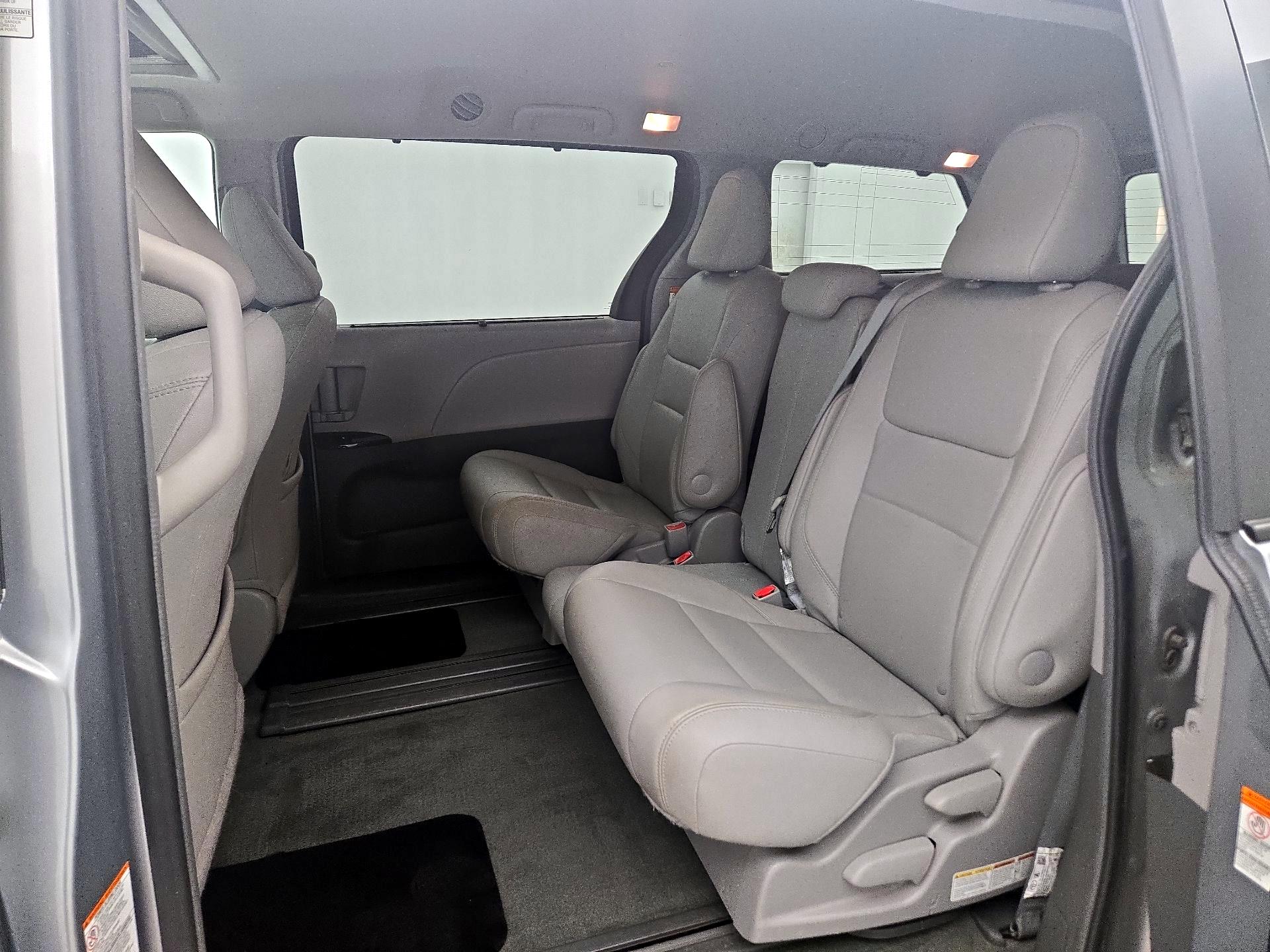 Thumbnail: 2017 Toyota Sienna - 19