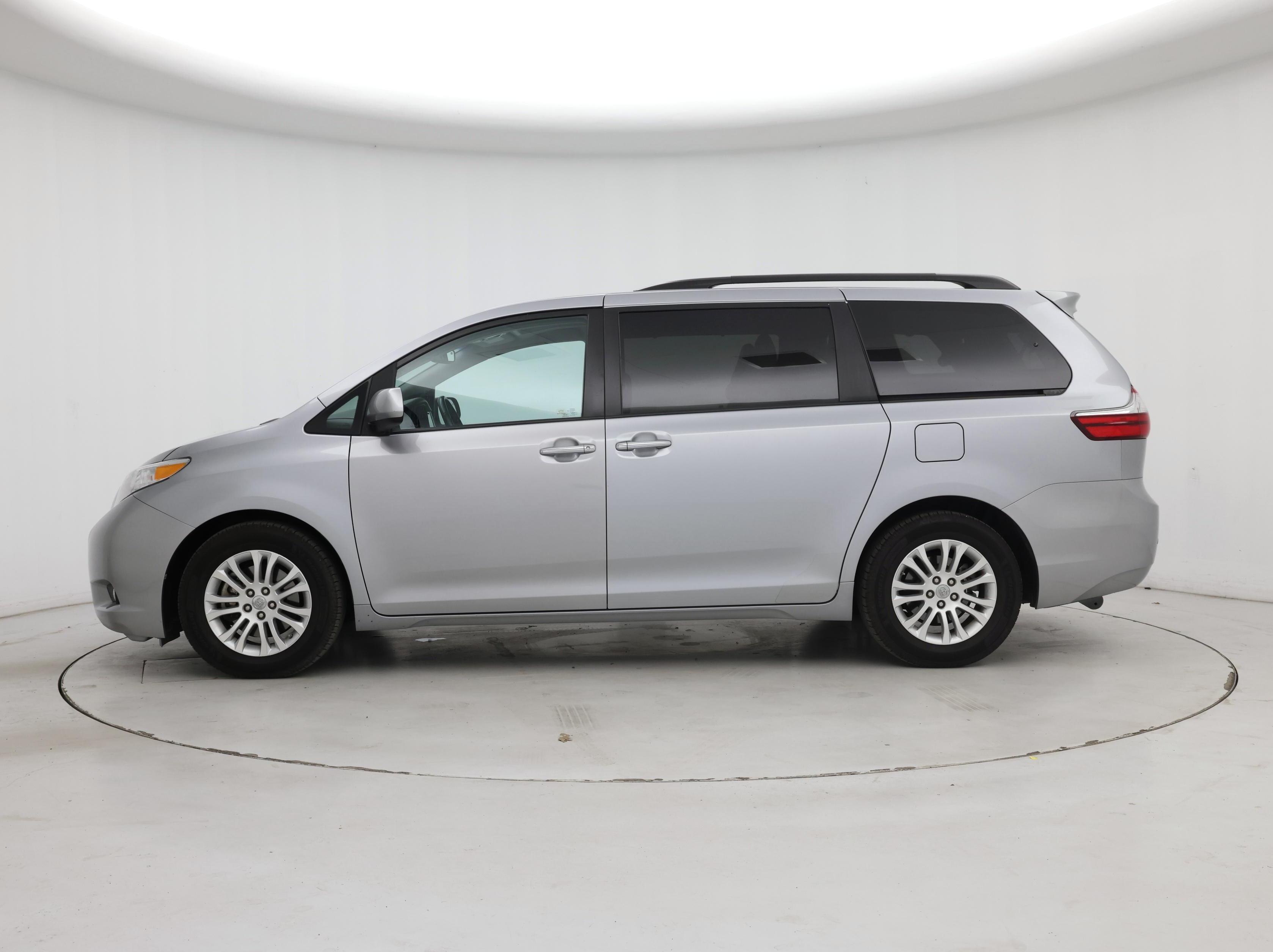 Thumbnail: 2017 Toyota Sienna - 3