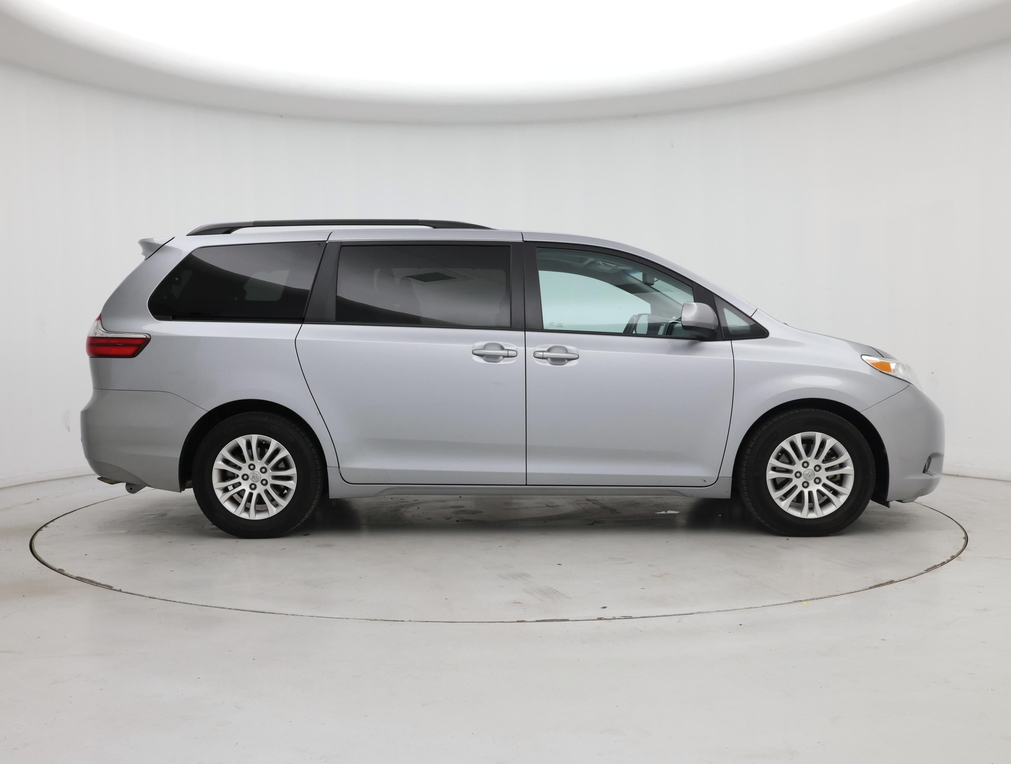 Thumbnail: 2017 Toyota Sienna - 7