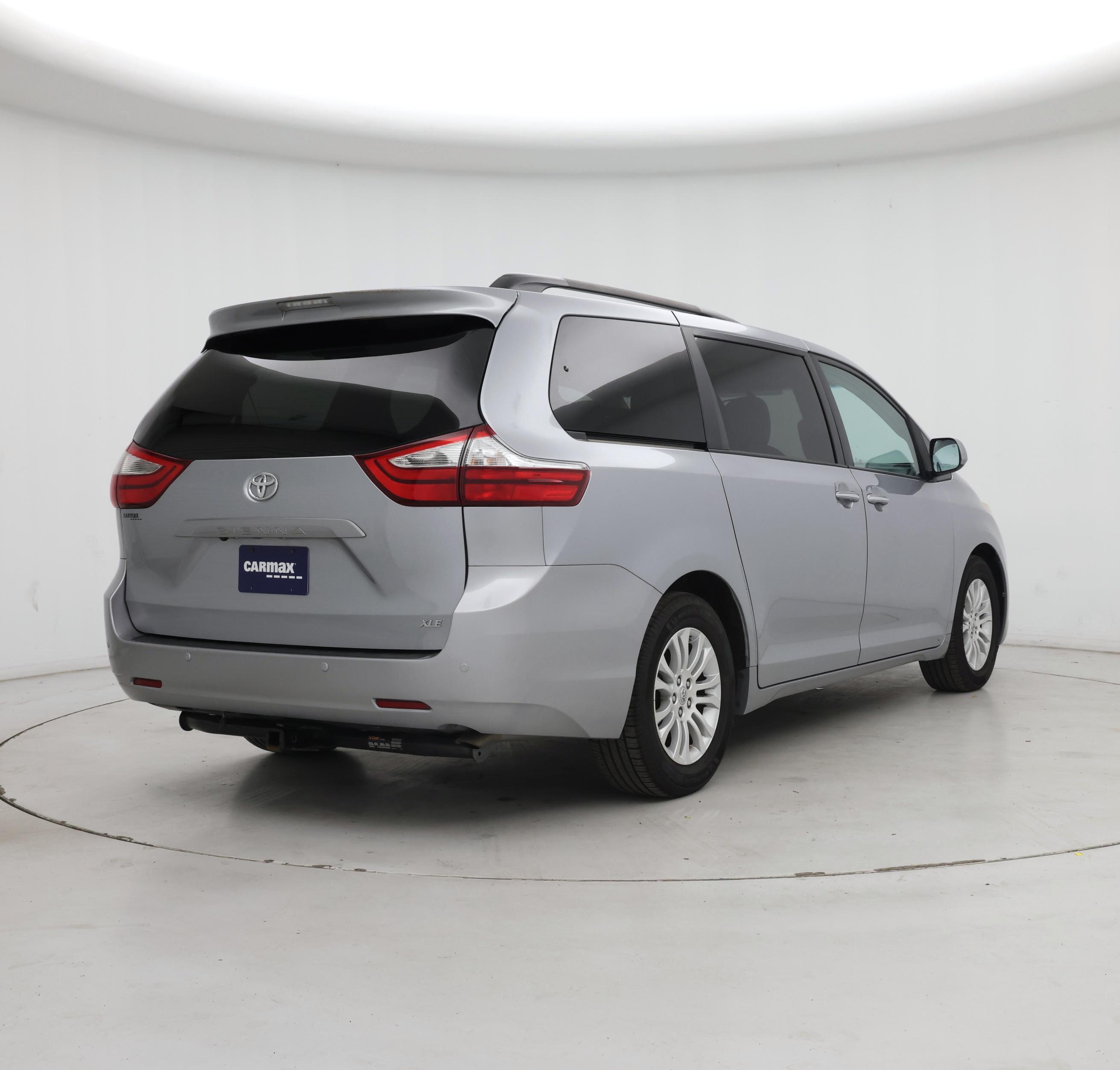 Thumbnail: 2017 Toyota Sienna - 8