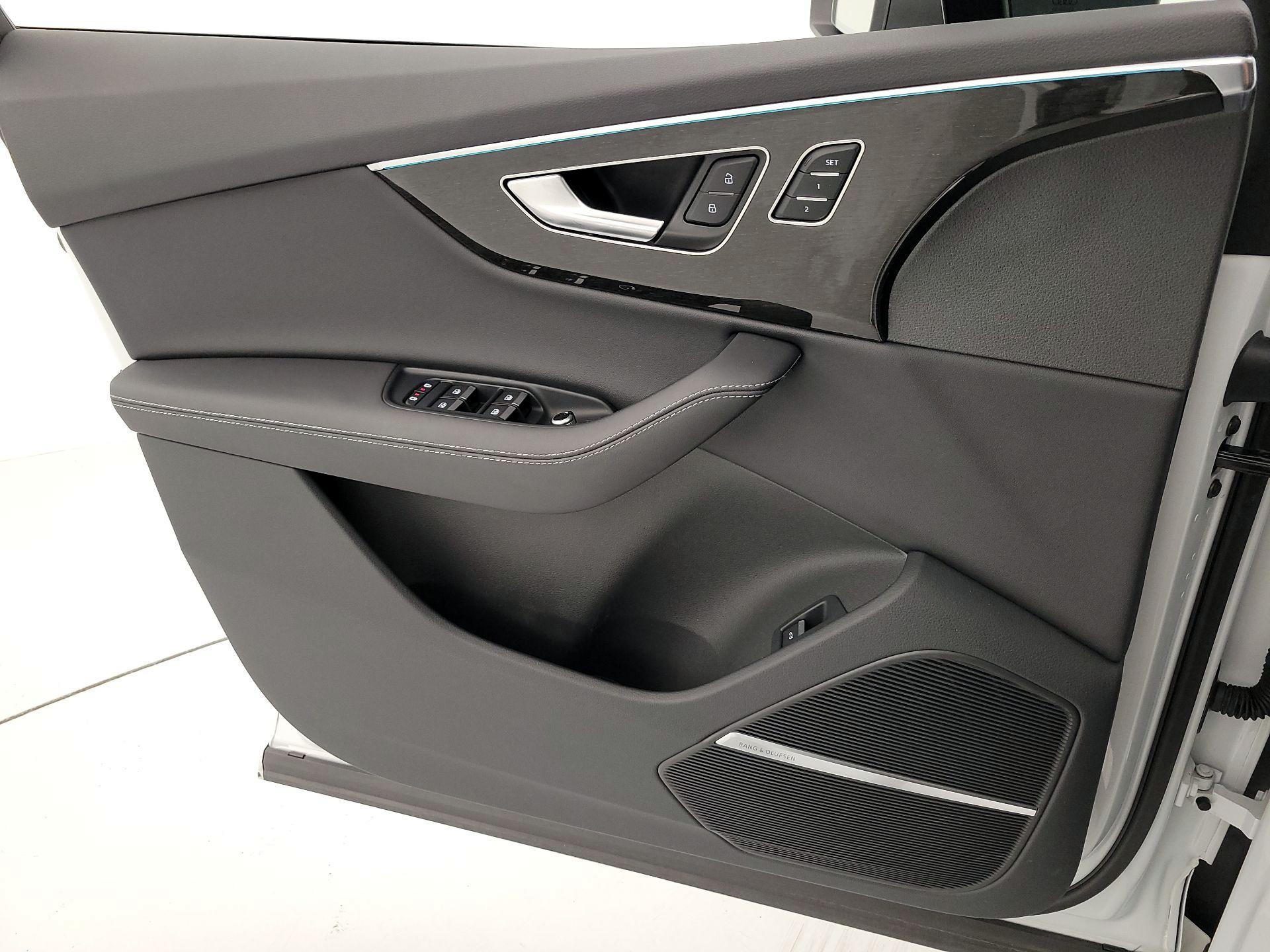 Thumbnail: 2025 Audi Q7 - 12