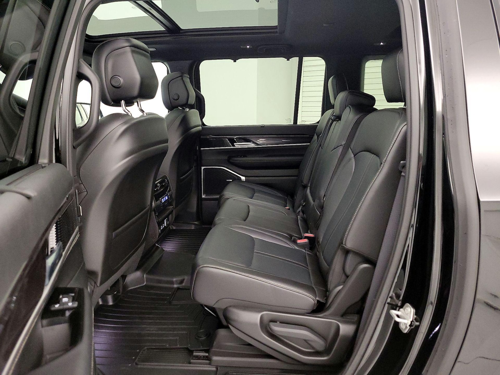 2024 Jeep Wagoneer L Series I - Photo 22