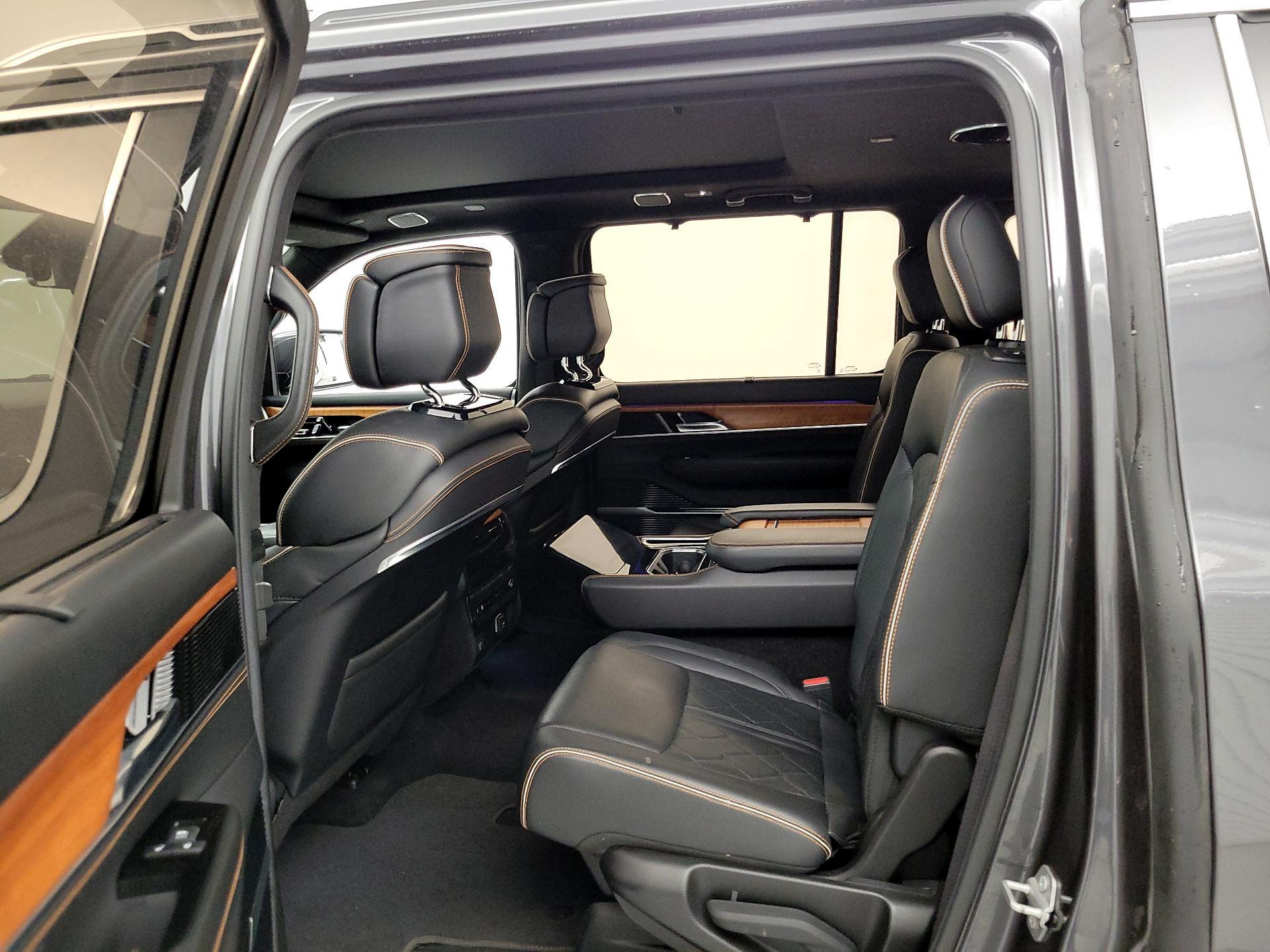 Thumbnail: 2022 Jeep Grand Wagoneer - 20