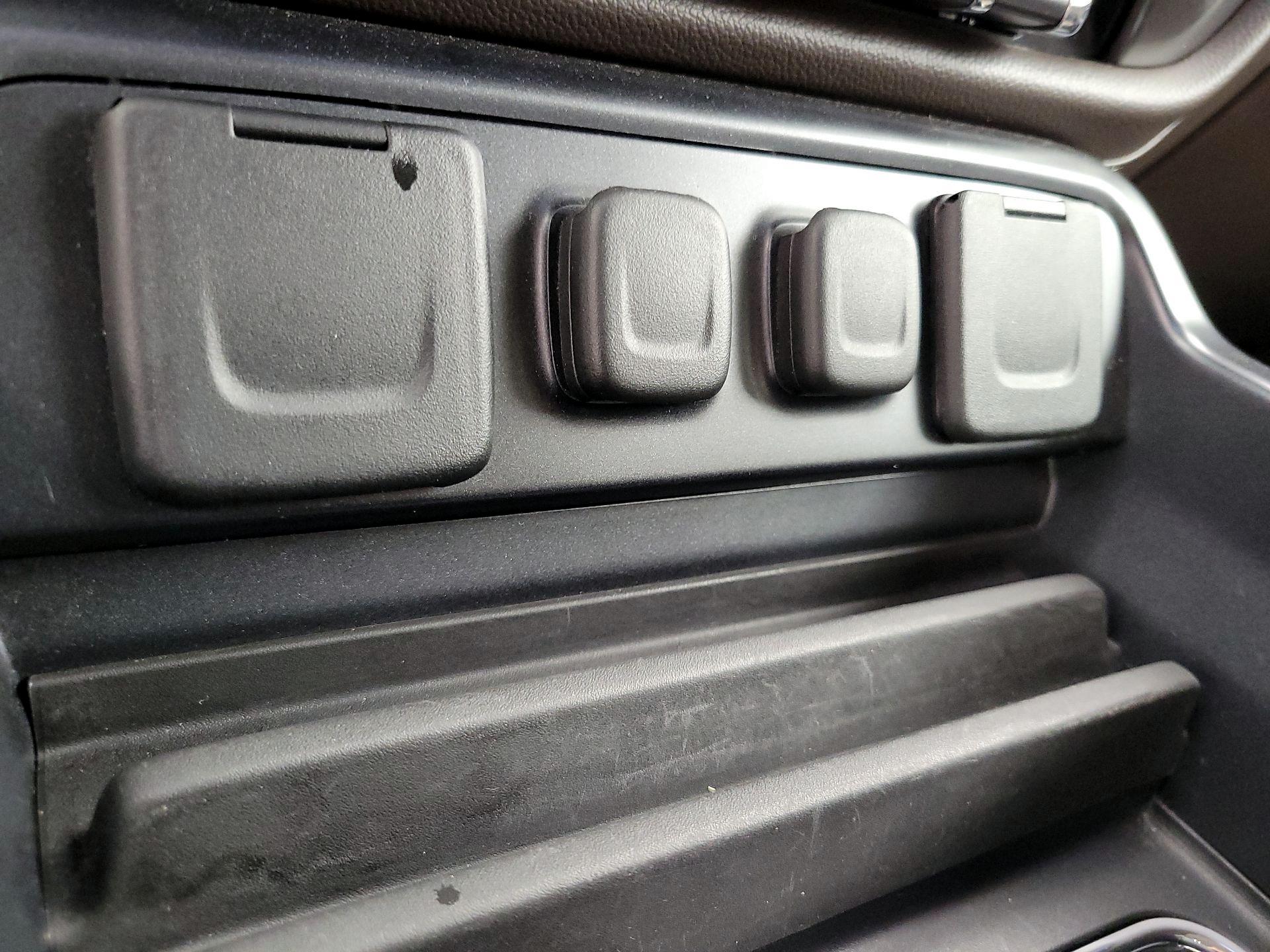 Thumbnail: 2016 Chevrolet Silverado 1500 - 19