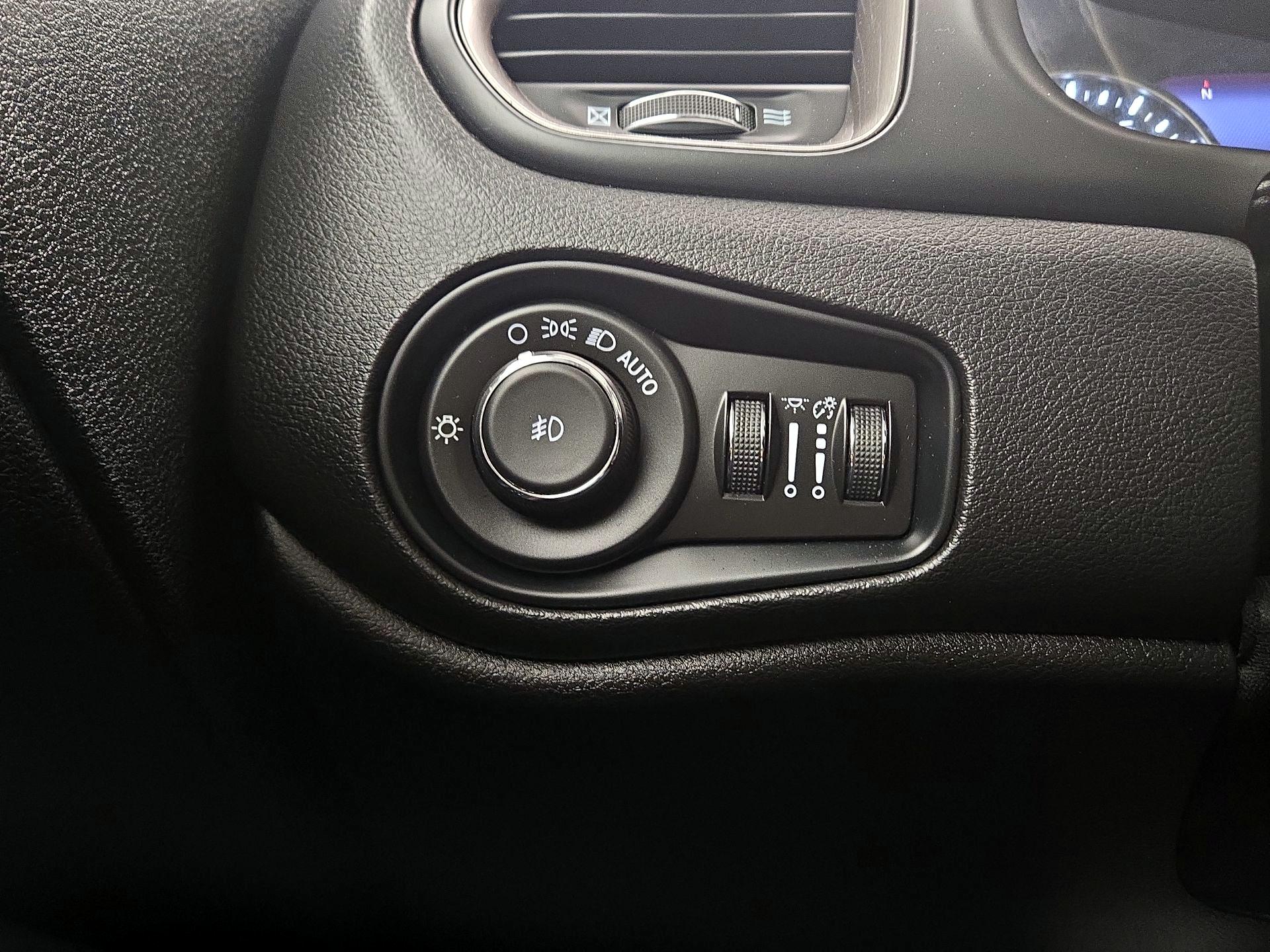 Thumbnail: 2021 Jeep Renegade - 13