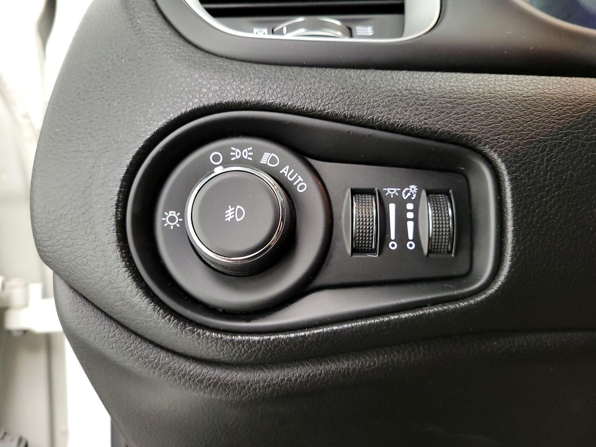 Thumbnail: 2015 Jeep Renegade - 13