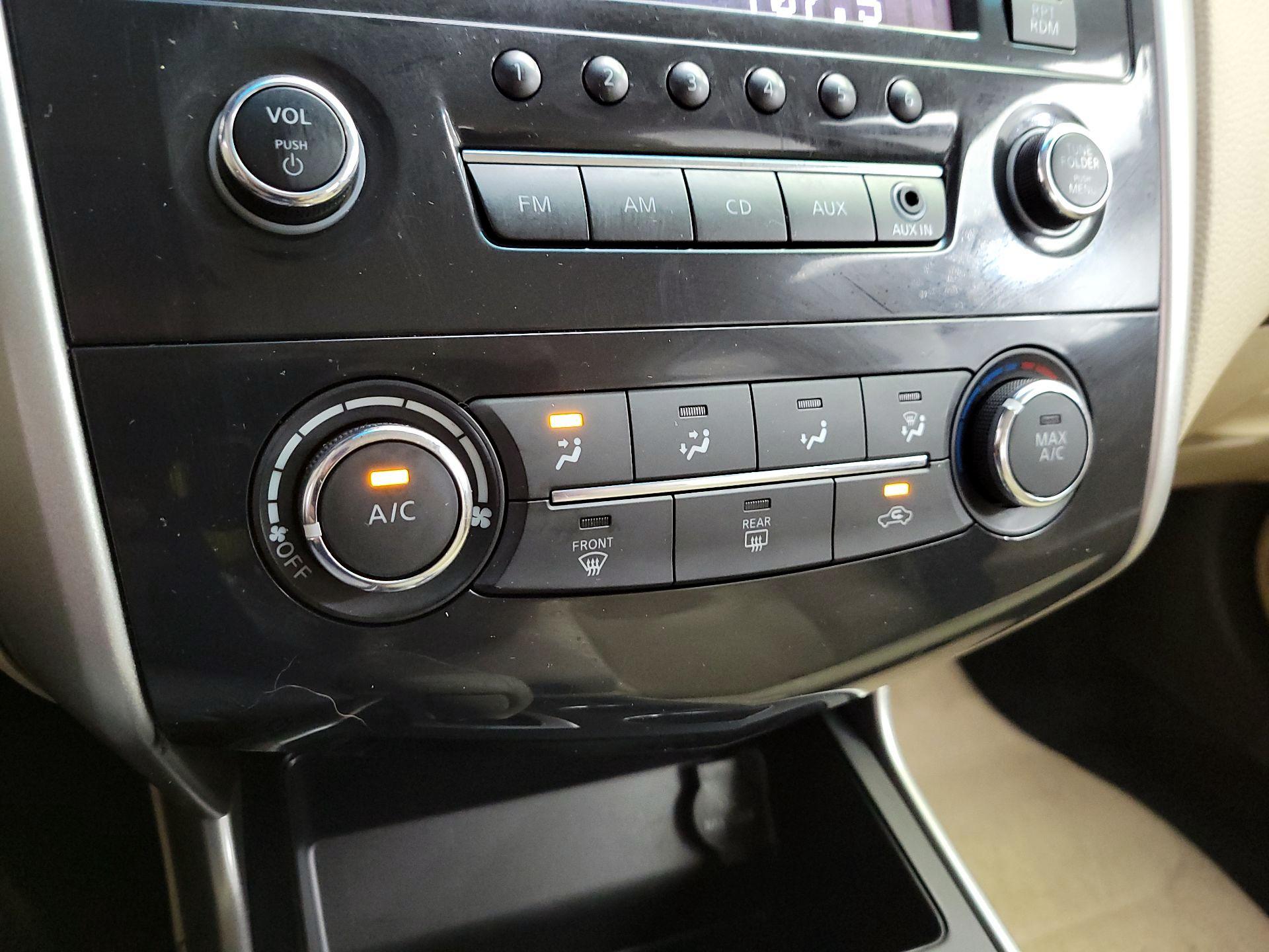 Thumbnail: 2015 Nissan Altima - 16
