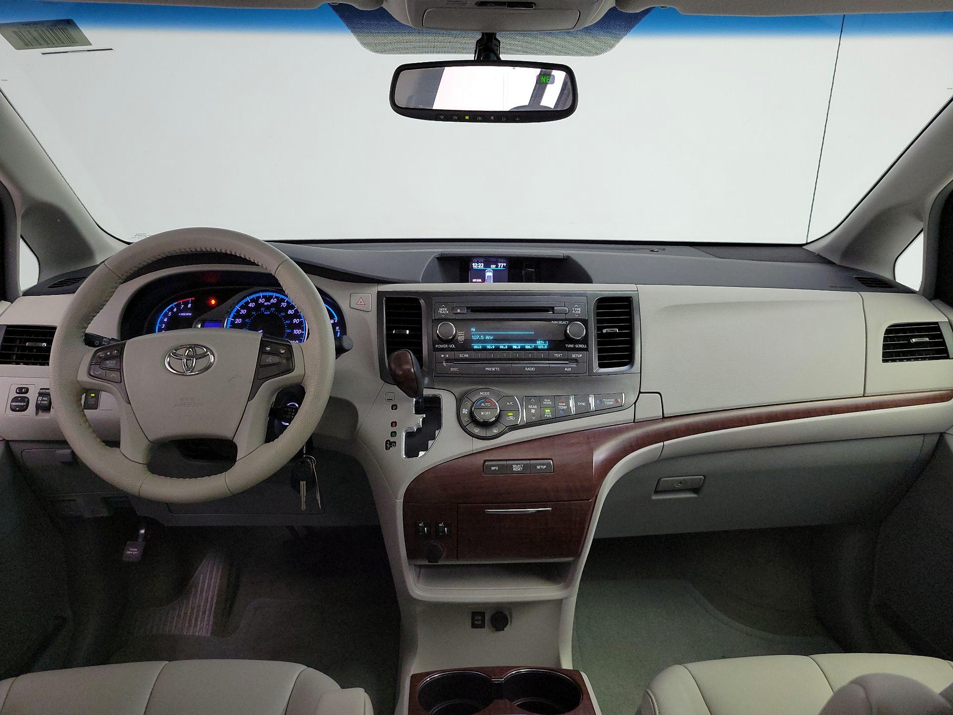 Thumbnail: 2014 Toyota Sienna - 9