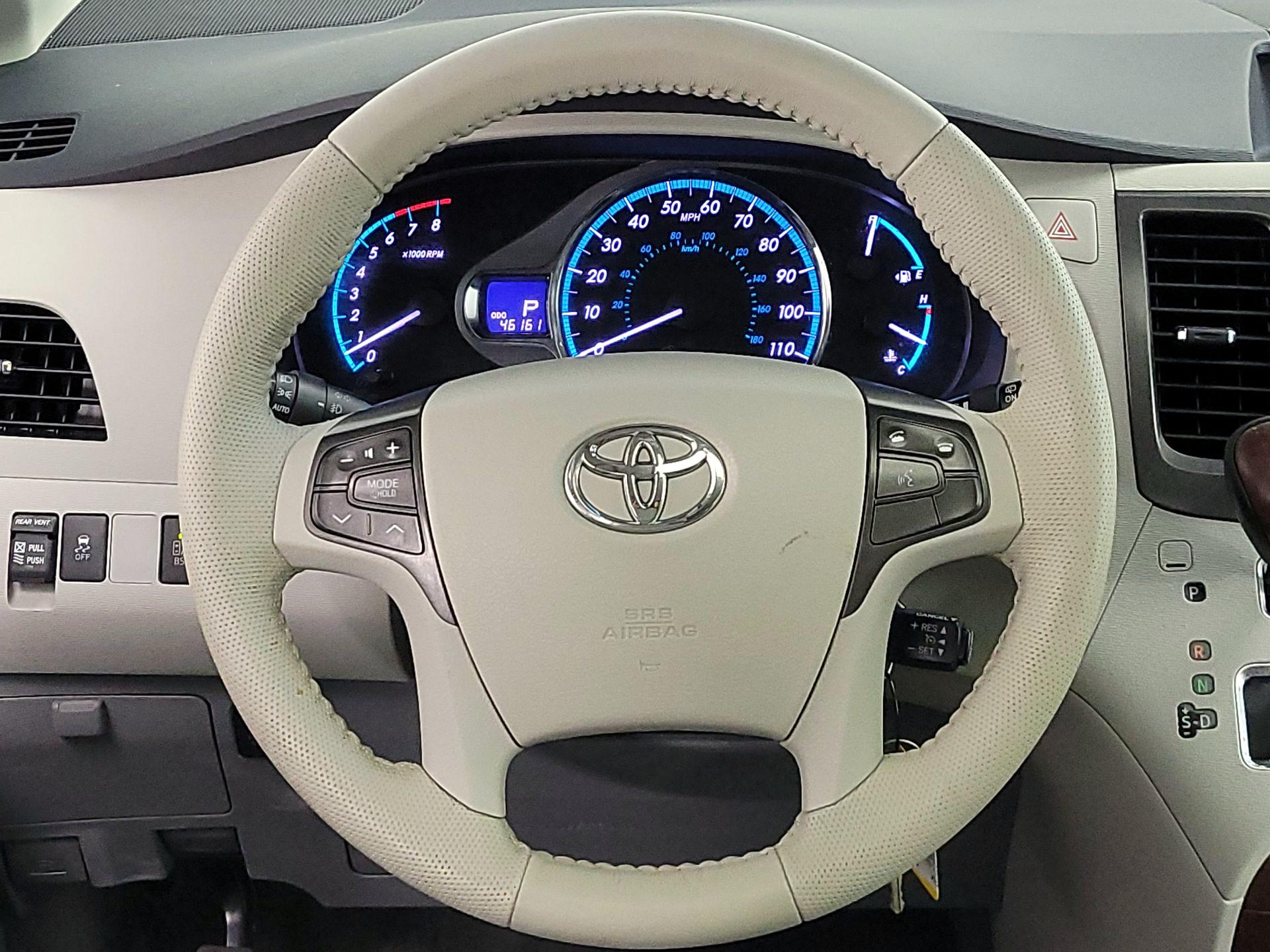 Thumbnail: 2014 Toyota Sienna - 10