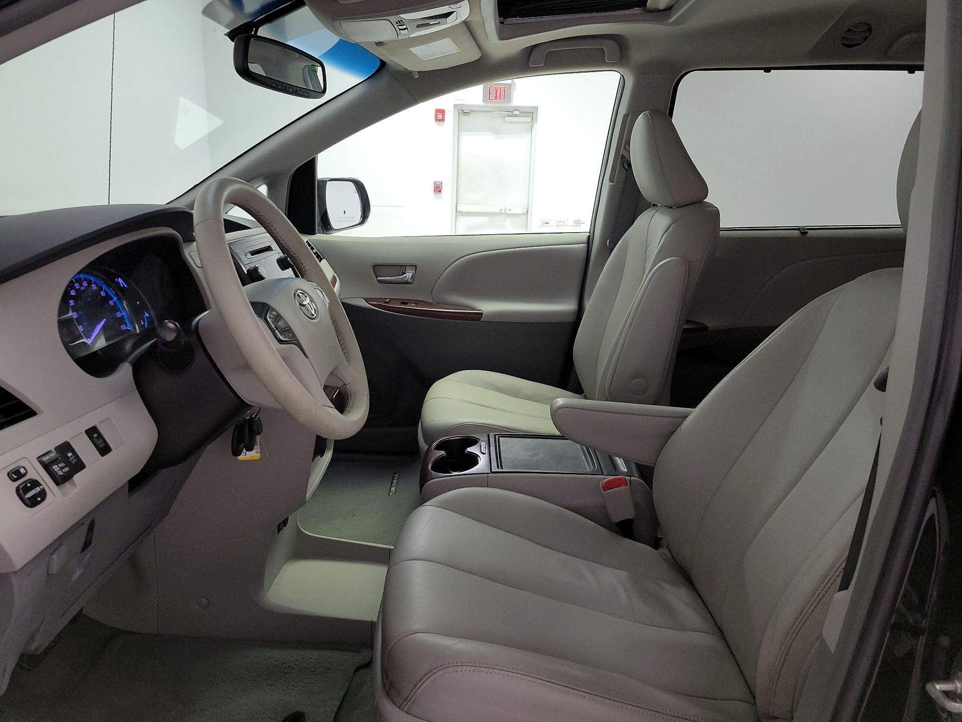Thumbnail: 2014 Toyota Sienna - 11