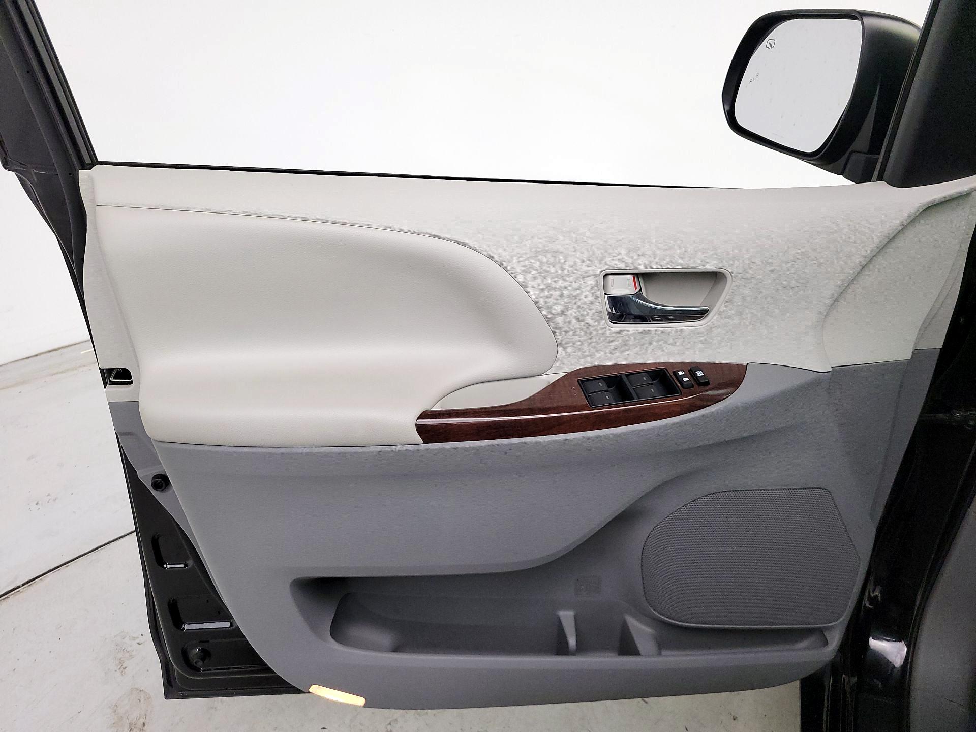 Thumbnail: 2014 Toyota Sienna - 12