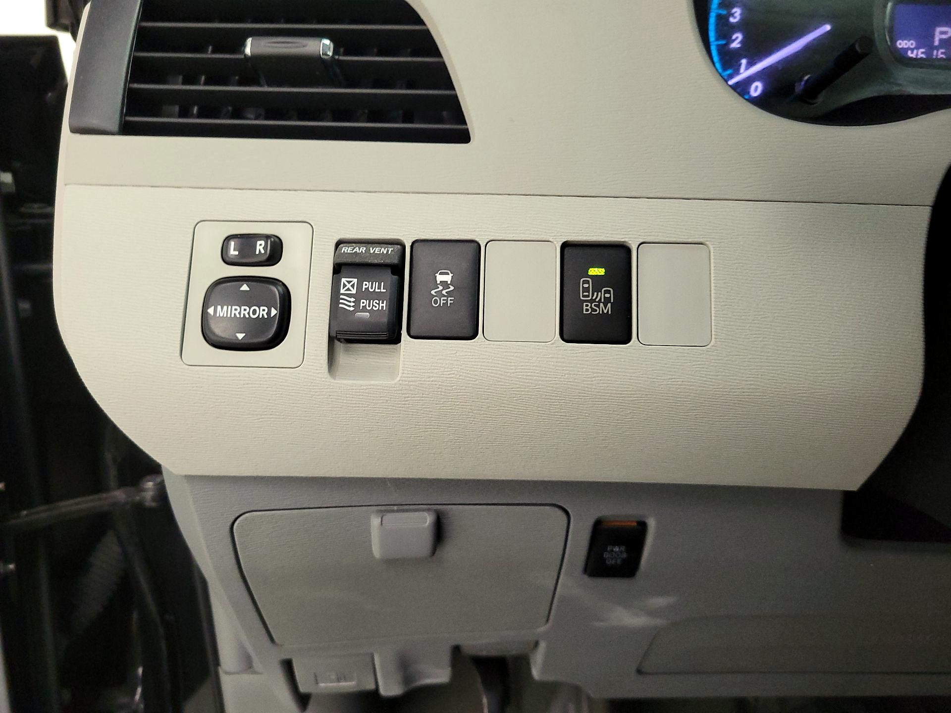 Thumbnail: 2014 Toyota Sienna - 13