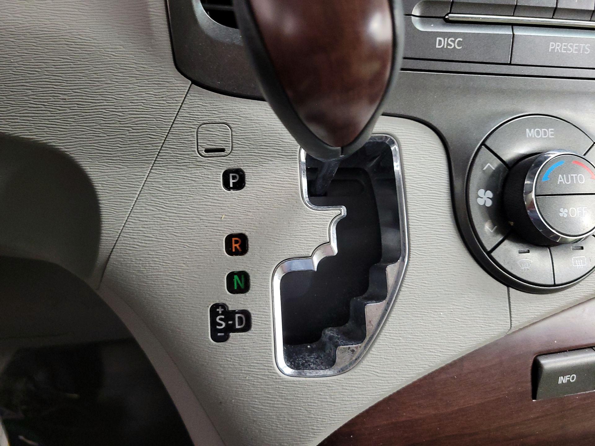 Thumbnail: 2014 Toyota Sienna - 17