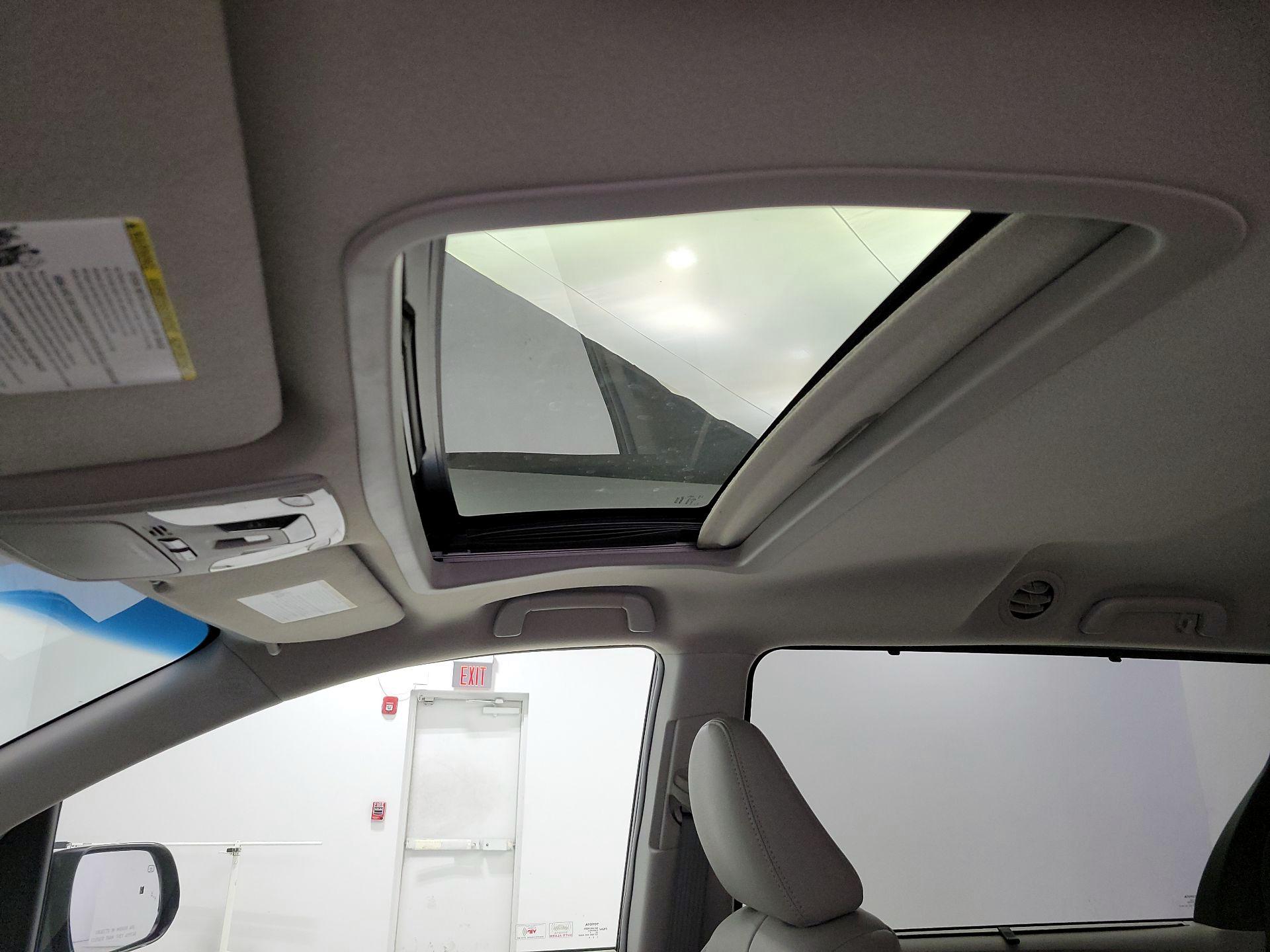 Thumbnail: 2014 Toyota Sienna - 19