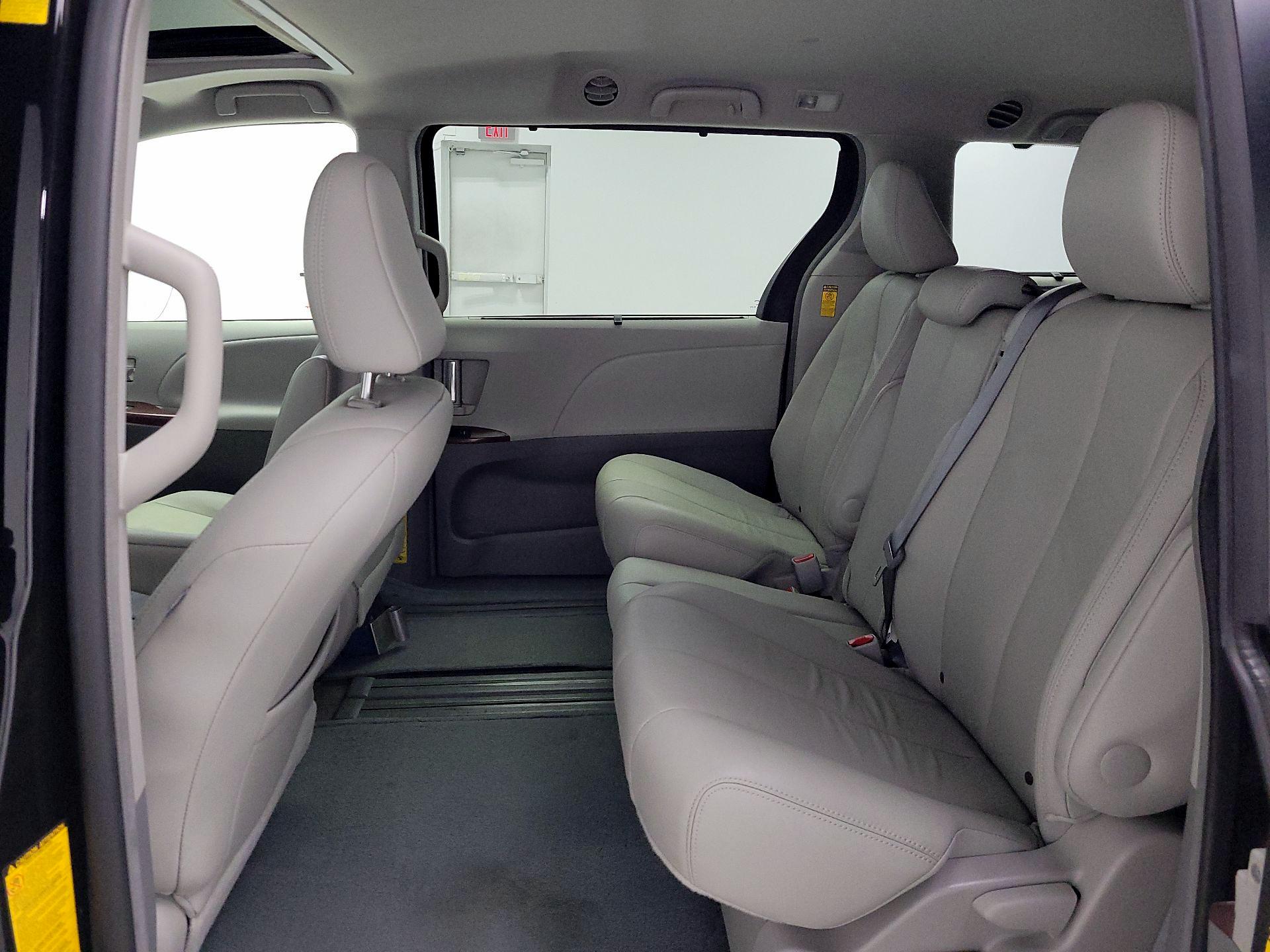Thumbnail: 2014 Toyota Sienna - 20