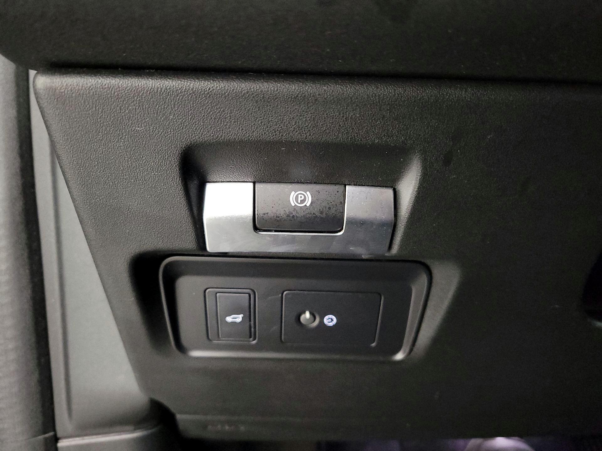 Thumbnail: 2020 Land Rover Discovery Sport - 13