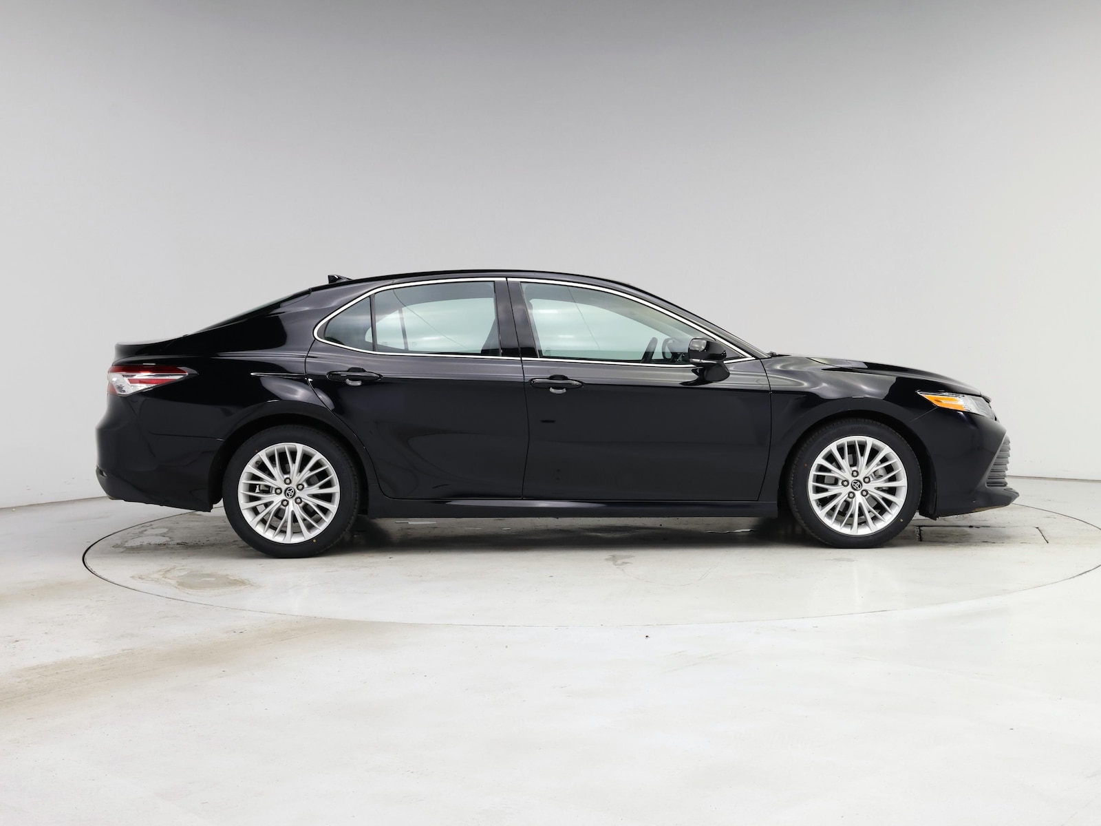 2019 Toyota Camry XLE - Photo 8