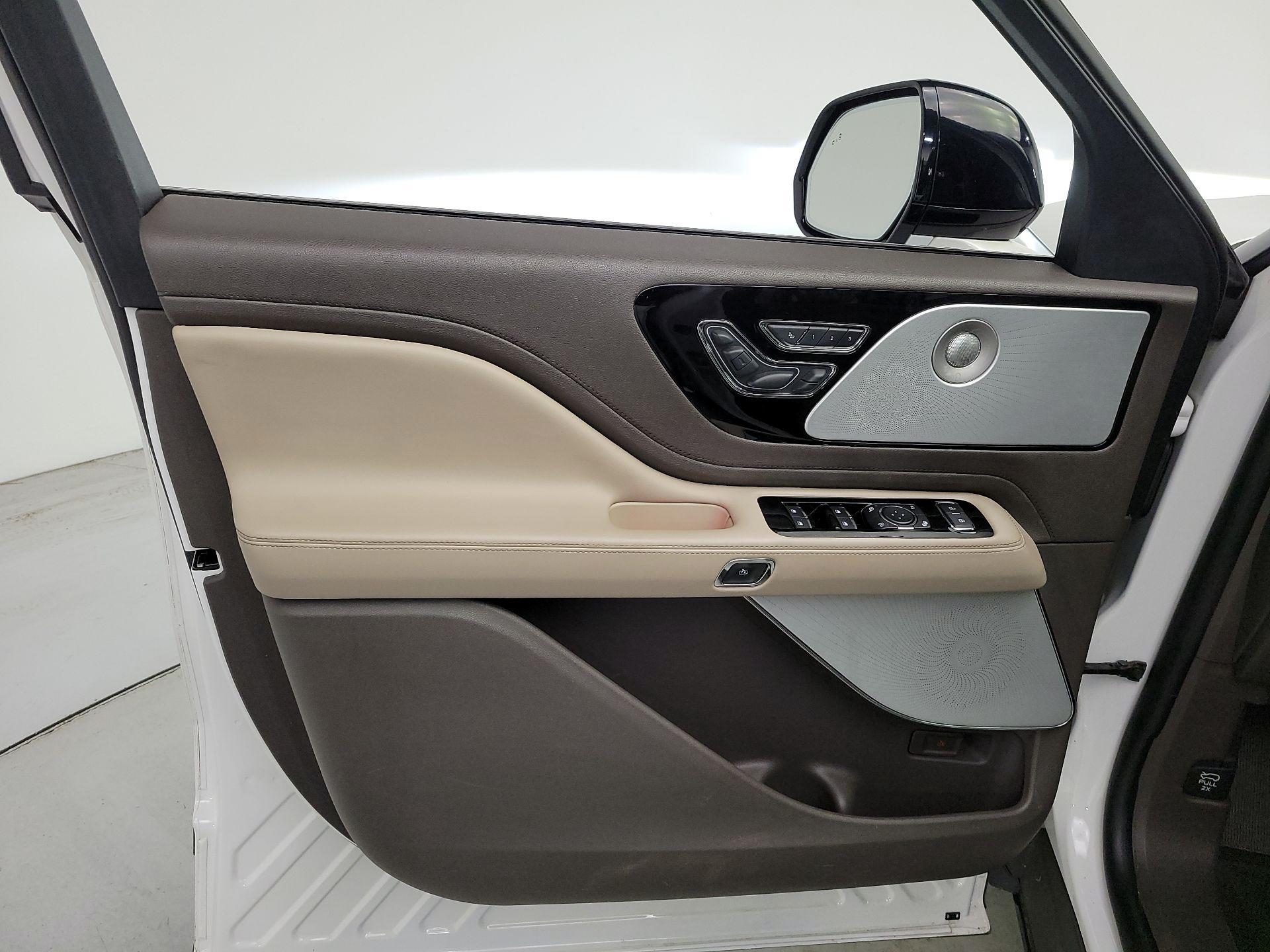 Thumbnail: 2020 Lincoln Aviator - 12