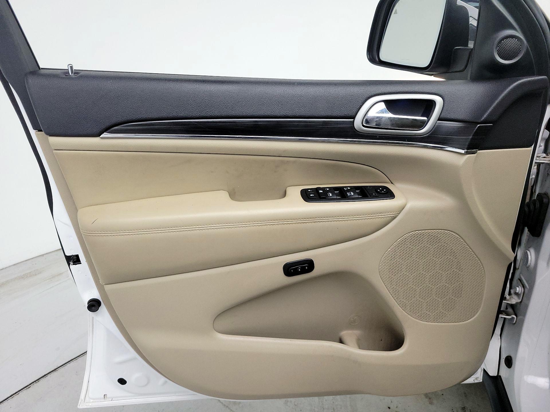 Thumbnail: 2019 Jeep Grand Cherokee - 12